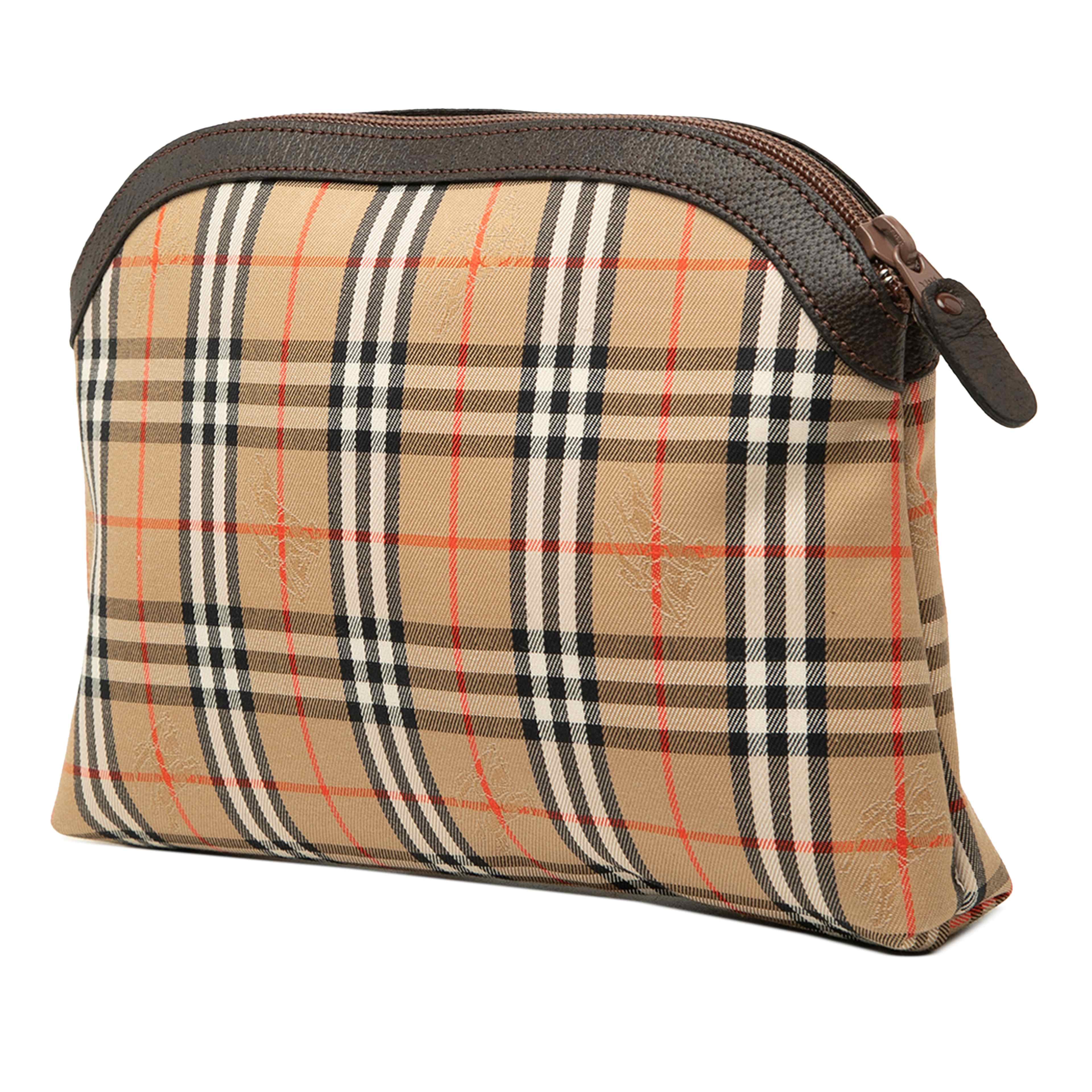 Burberry Haymarket Check Canvas Clutch, från Luxclusif, i färgen beige. Klicka för att öppna bilden i stort format