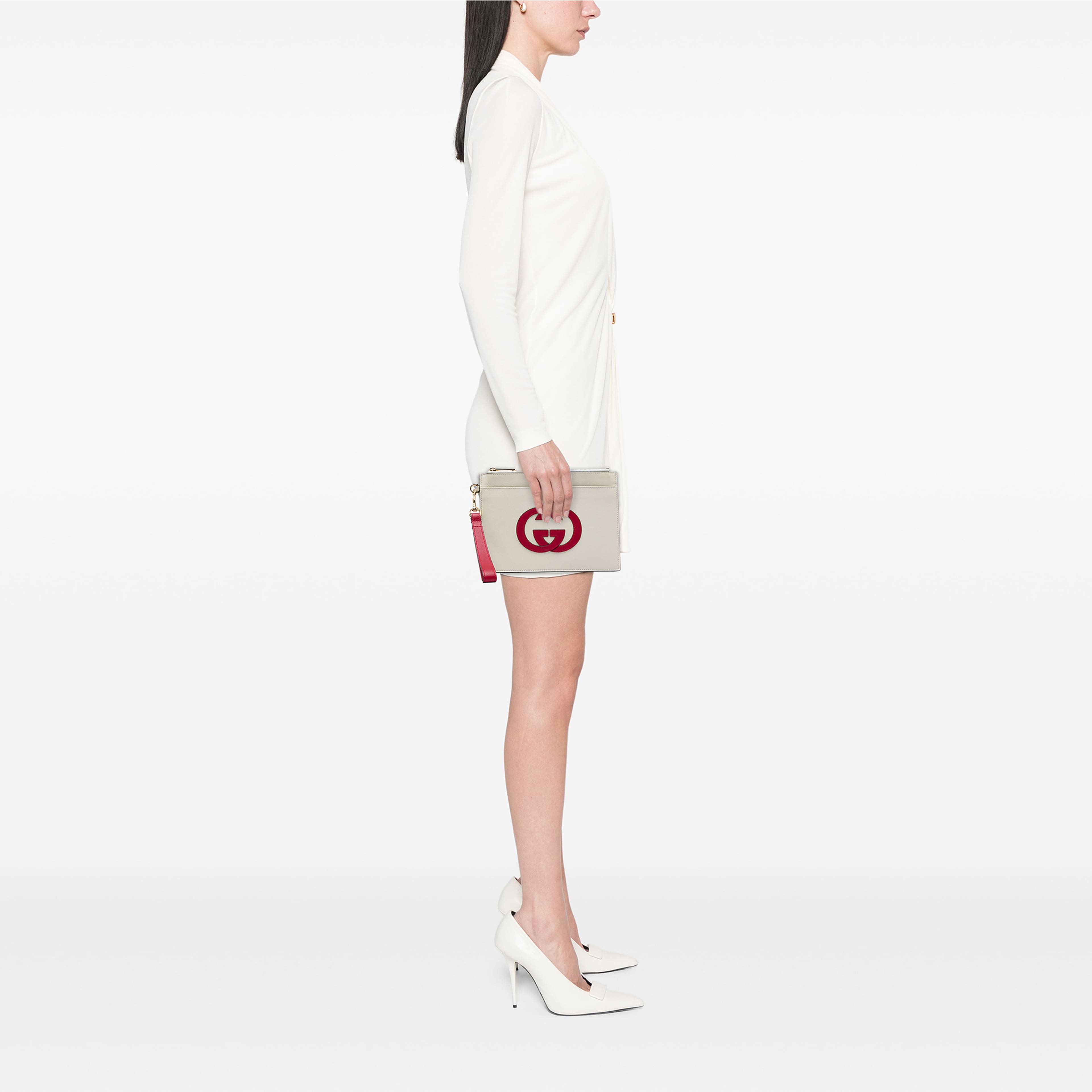 Gucci Calfskin Interlocking G Wristlet Clutch, från Luxclusif, i färgen vit. Klicka för att öppna bilden i stort format