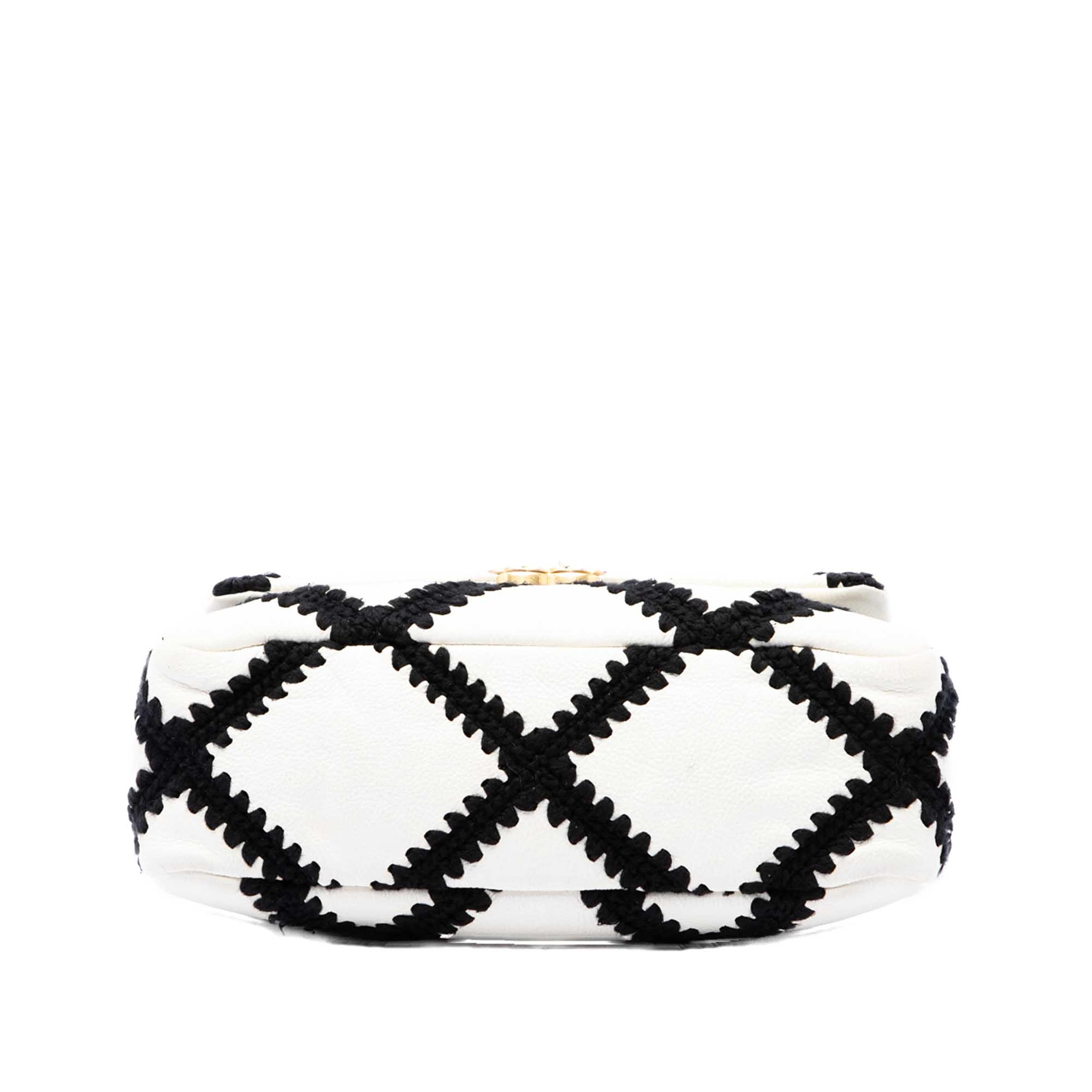 Chanel Medium Crochet Calfskin 19 Flap, från Luxclusif, i färgen vit. Klicka för att öppna bilden i stort format