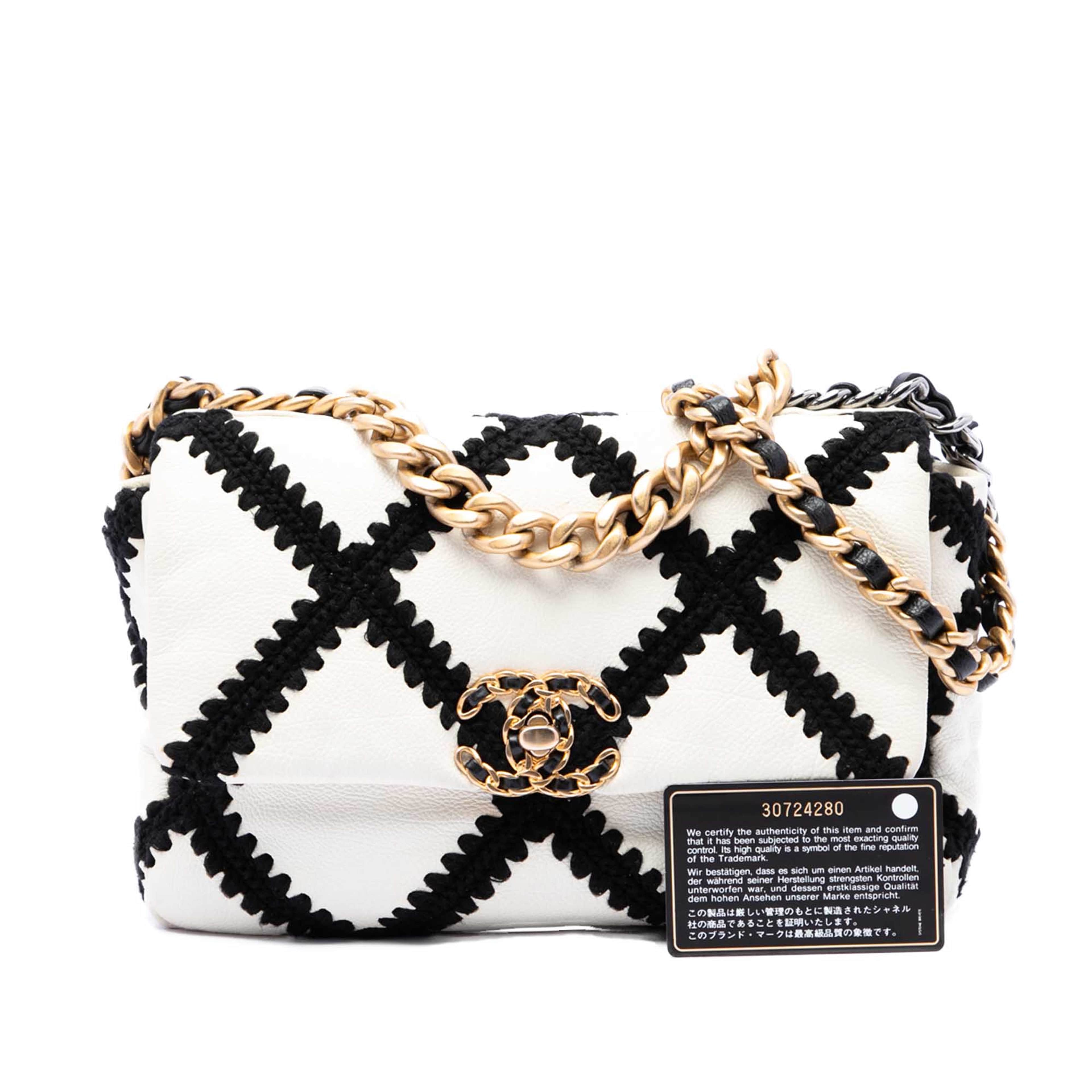 Chanel Medium Crochet Calfskin 19 Flap, från Luxclusif, i färgen vit. Klicka för att öppna bilden i stort format