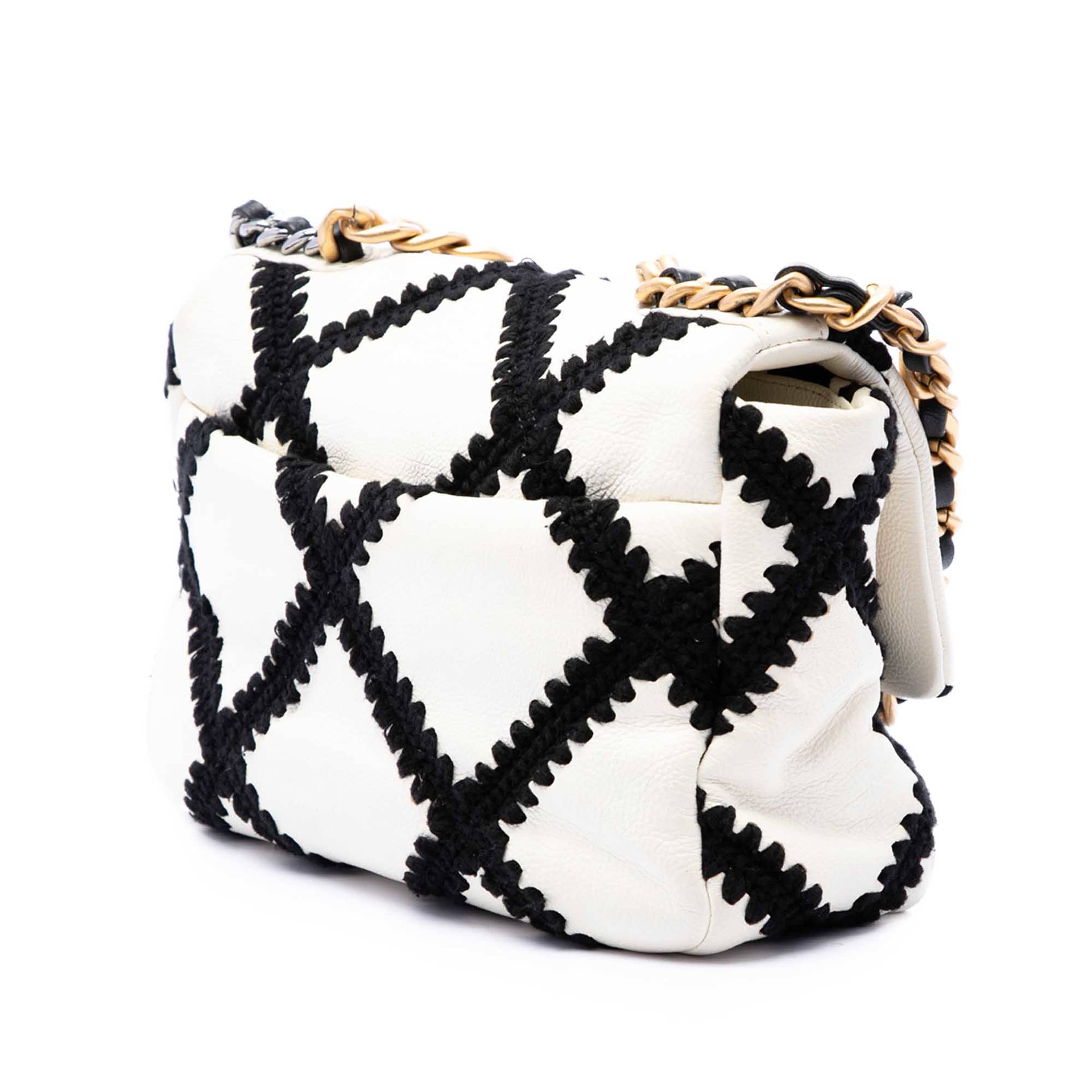 Chanel Medium Crochet Calfskin 19 Flap, från Luxclusif, i färgen vit. Klicka för att öppna bilden i stort format