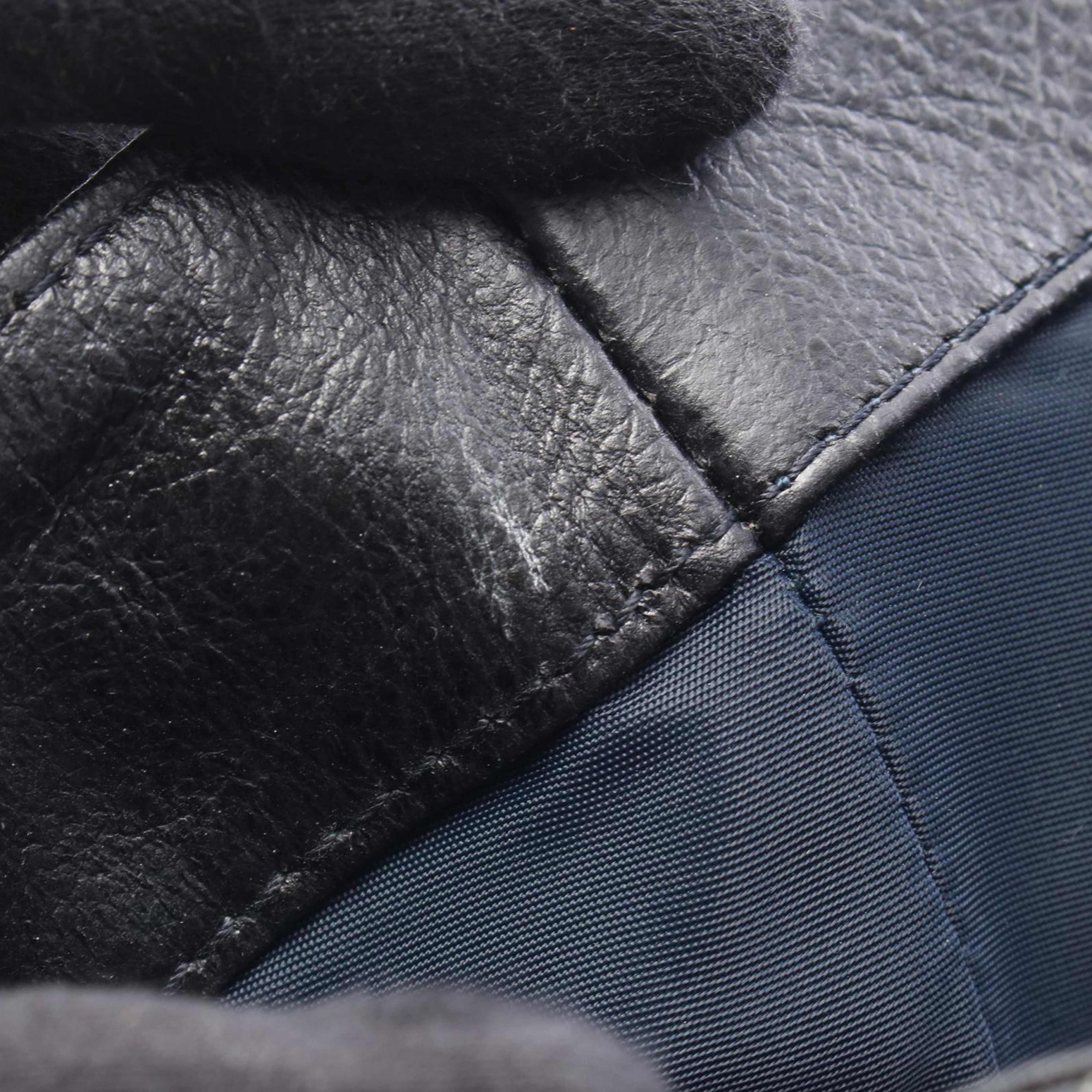 Dior Diorissimo Trotter Denim Flight Handle Bag, från Luxclusif, i färgen blå. Klicka för att öppna bilden i stort format