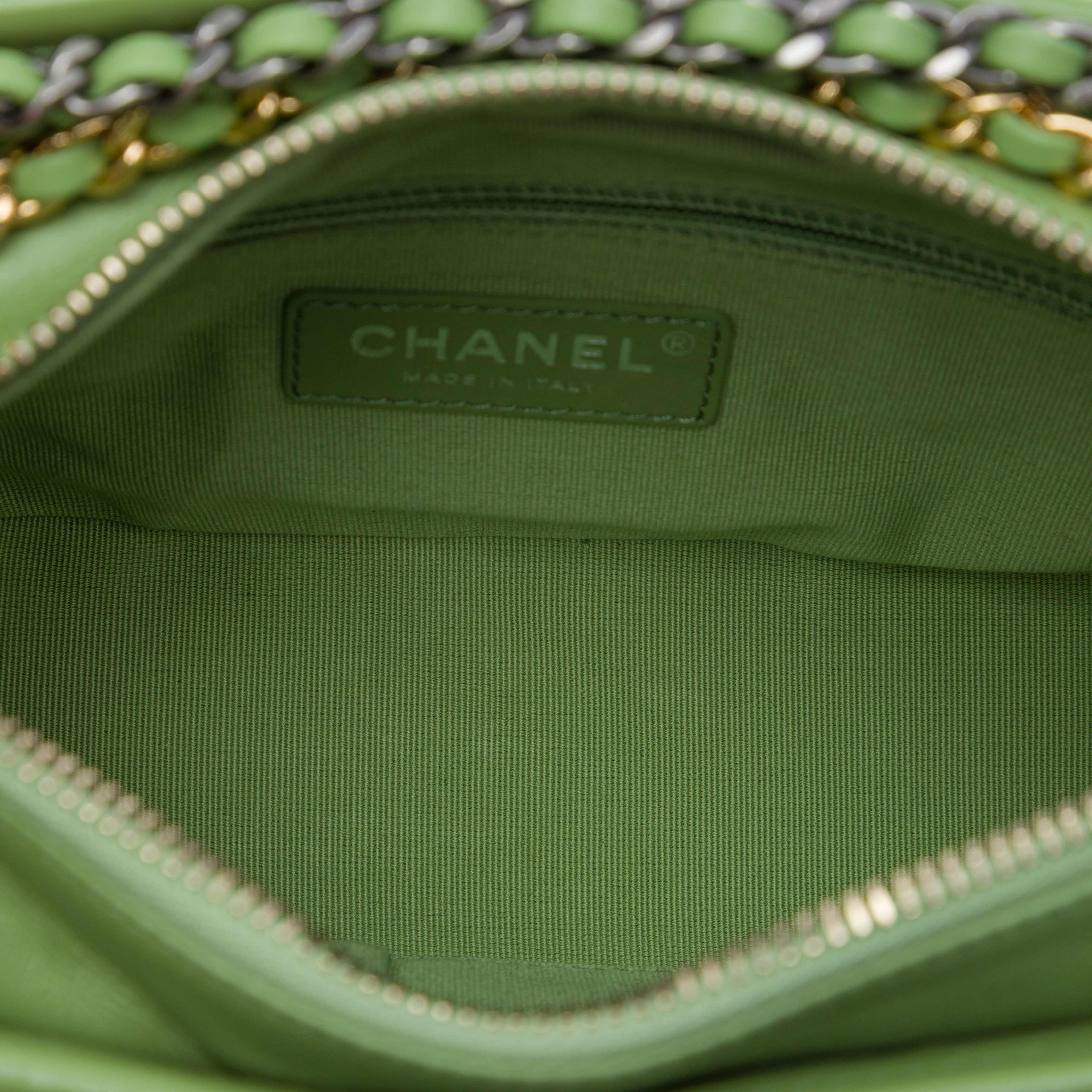 Chanel Small Aged Calfskin Gabrielle Crossbody, från Luxclusif, i färgen grön. Klicka för att öppna bilden i stort format
