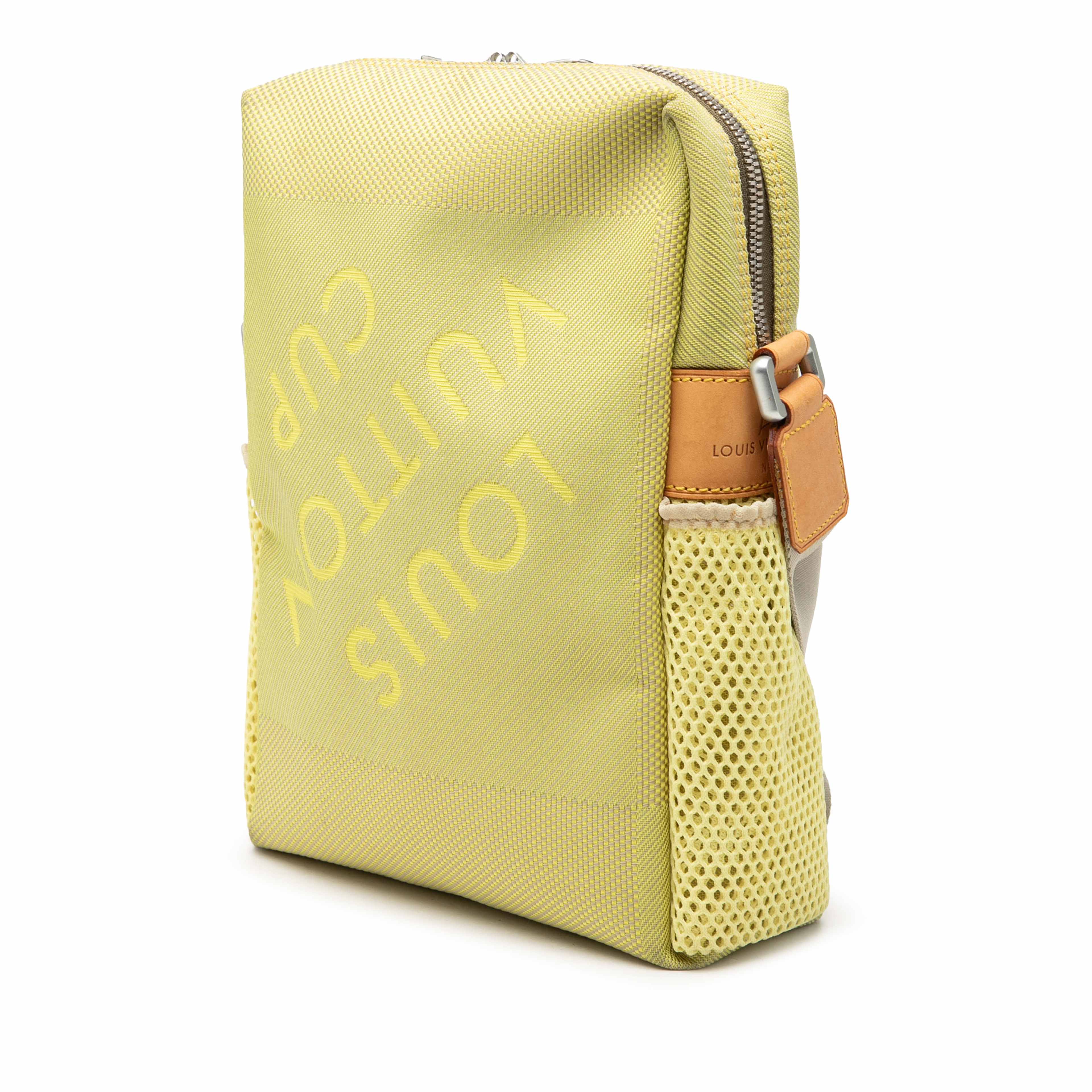 Louis Vuitton Damier Geant Lv Cup Weatherly, från Luxclusif, i färgen grön. Klicka för att öppna bilden i stort format