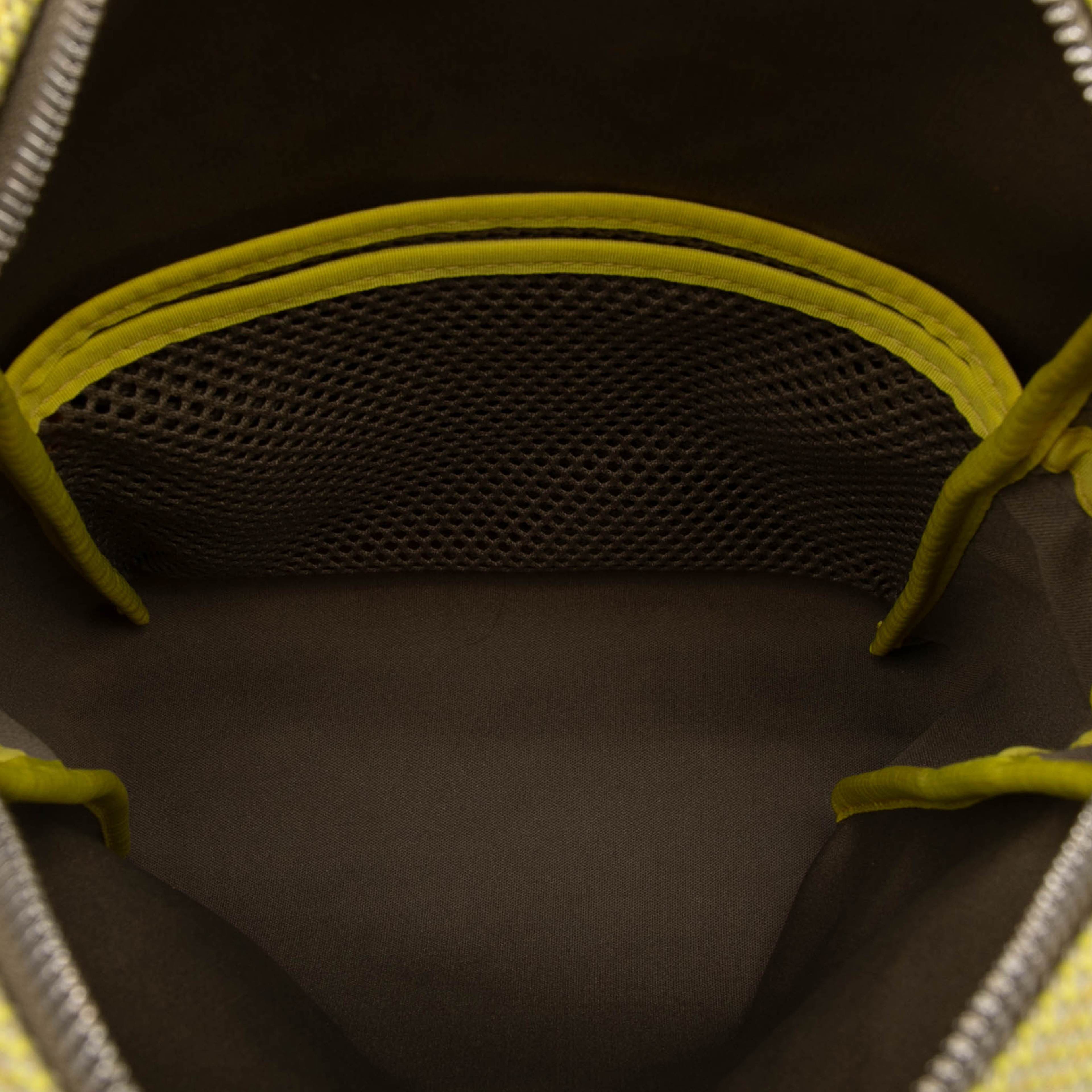 Louis Vuitton Damier Geant Lv Cup Weatherly, från Luxclusif, i färgen lime. Klicka för att öppna bilden i stort format