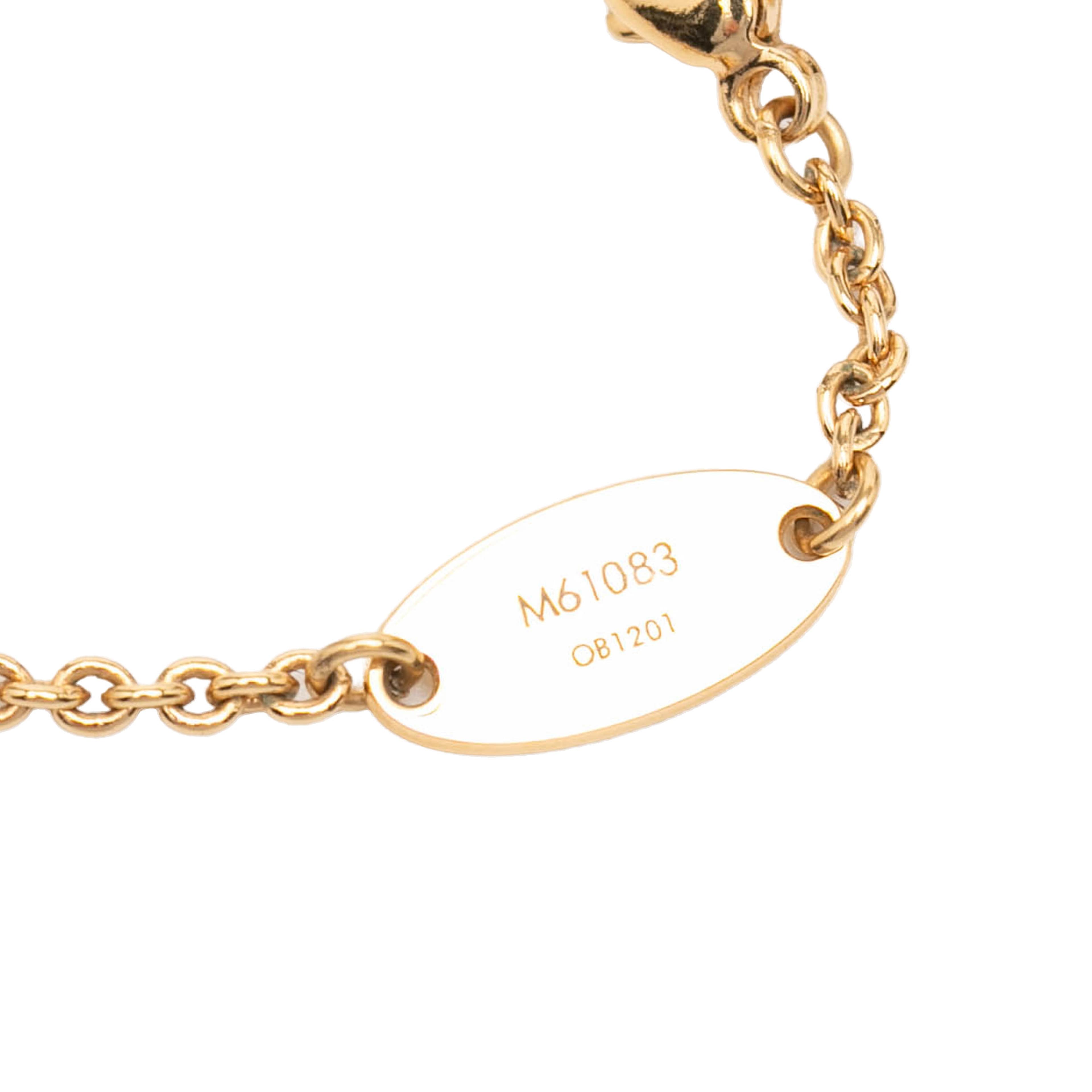 Louis Vuitton Gold Plated Essential V Necklace, från Luxclusif, i färgen gold. Klicka för att öppna bilden i stort format