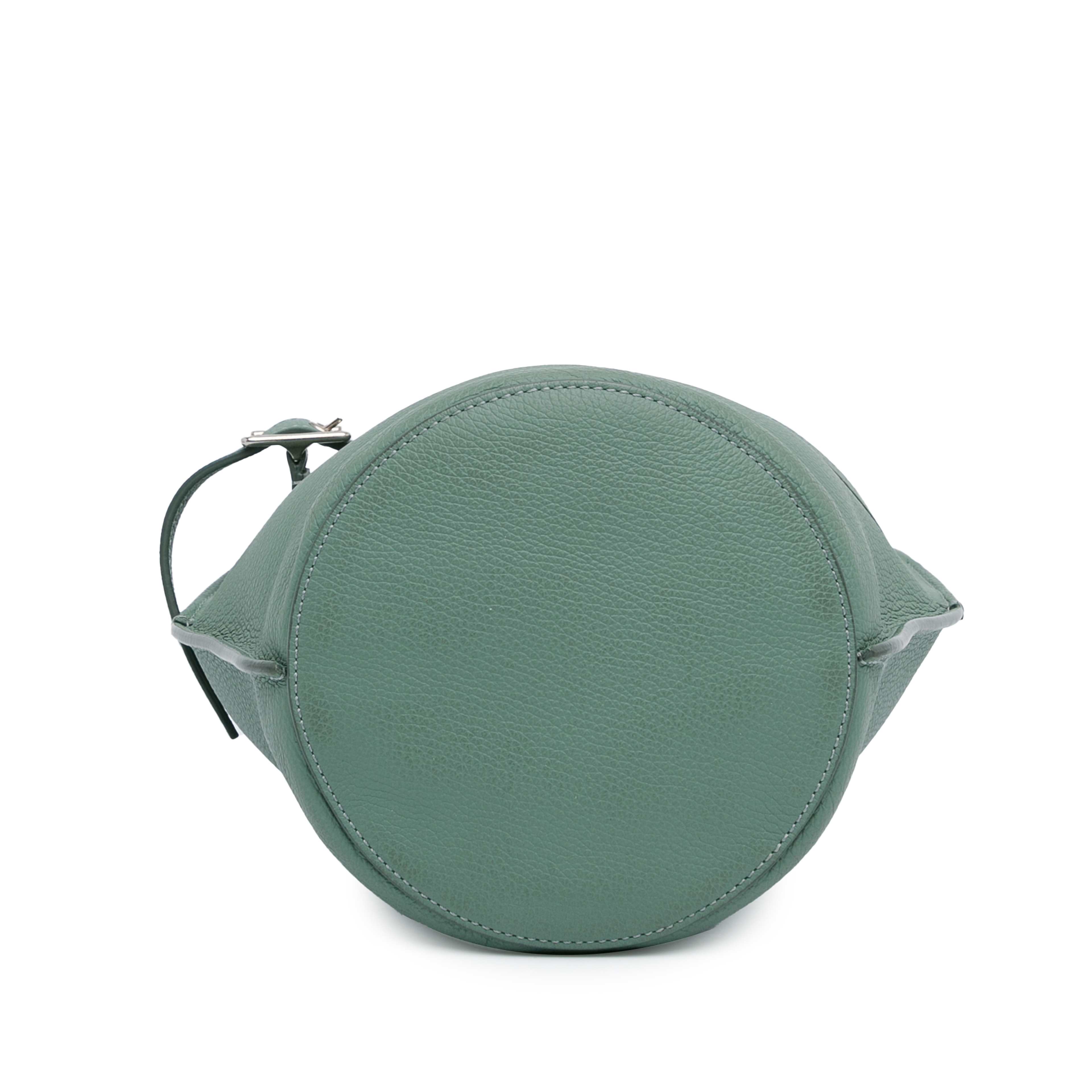 Celine Nano Big Bucket Bag, från Luxclusif, i färgen green. Klicka för att öppna bilden i stort format