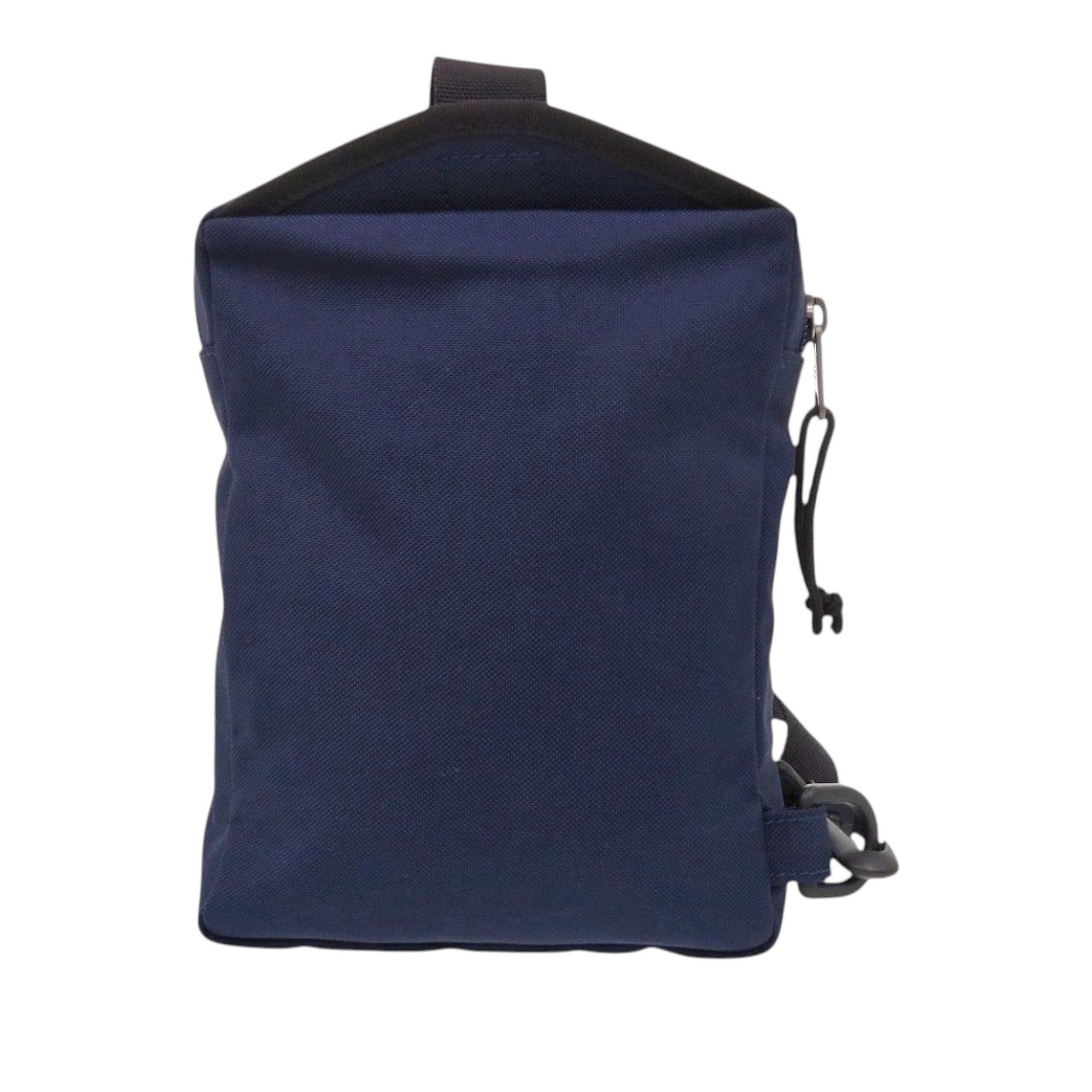 Balenciaga Nylon Explorer Crossbody, från Luxclusif, i färgen blå. Klicka för att öppna bilden i stort format