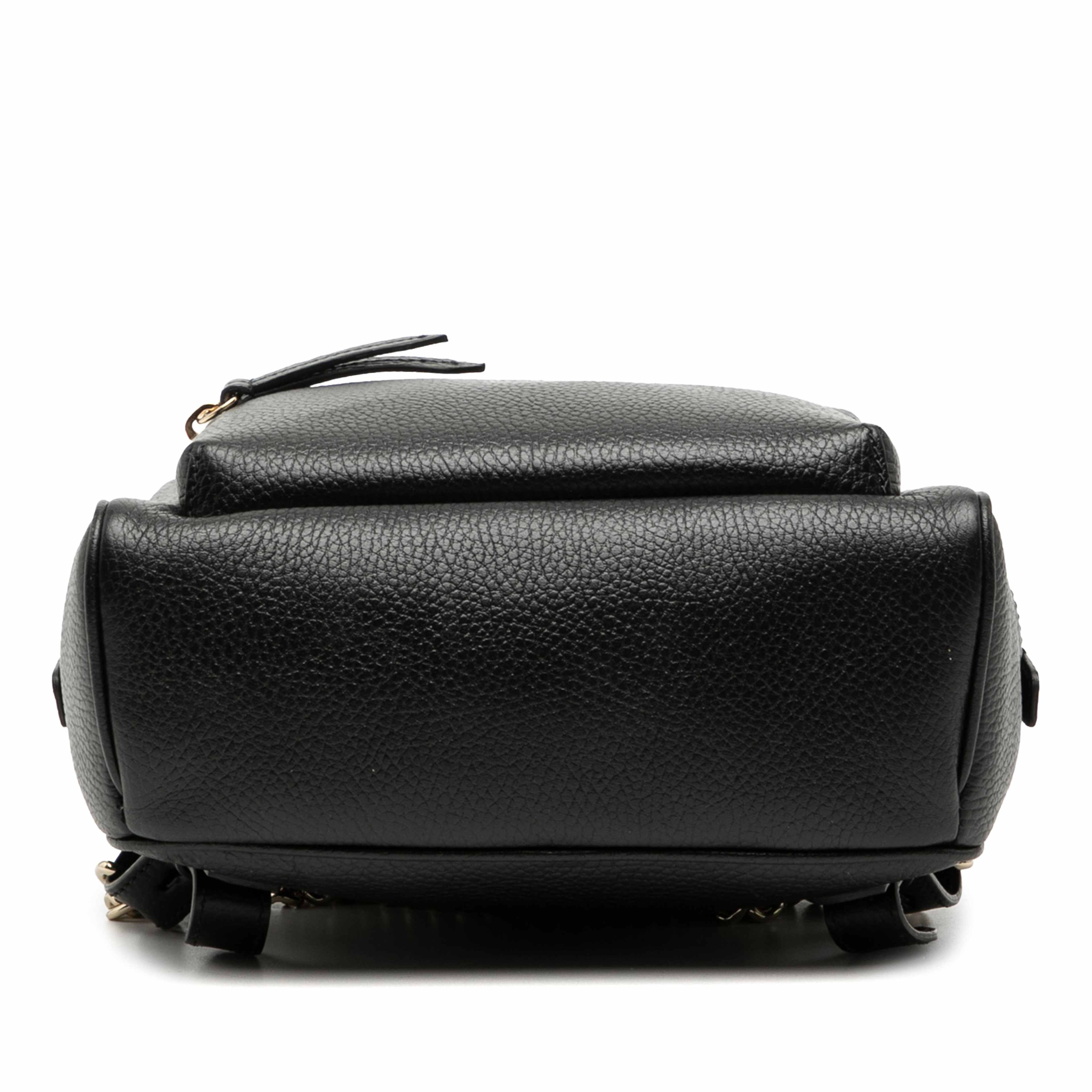 Gucci Pebbled Calfskin Soho Chain Backpack, från Luxclusif, i färgen svart. Klicka för att öppna bilden i stort format