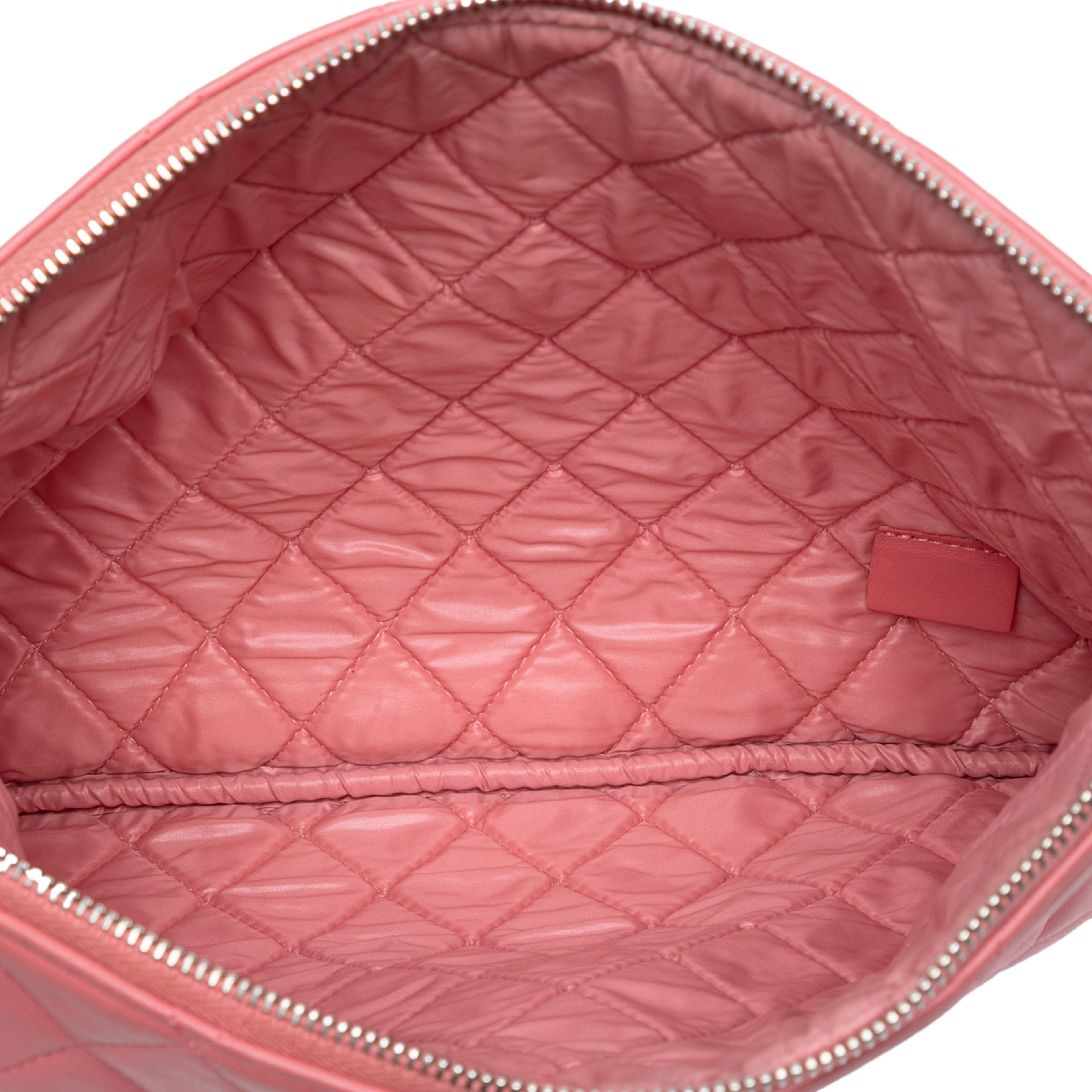 Chanel Medium Quilted Lambskin O Case Clutch, från Luxclusif, i färgen pink. Klicka för att öppna bilden i stort format