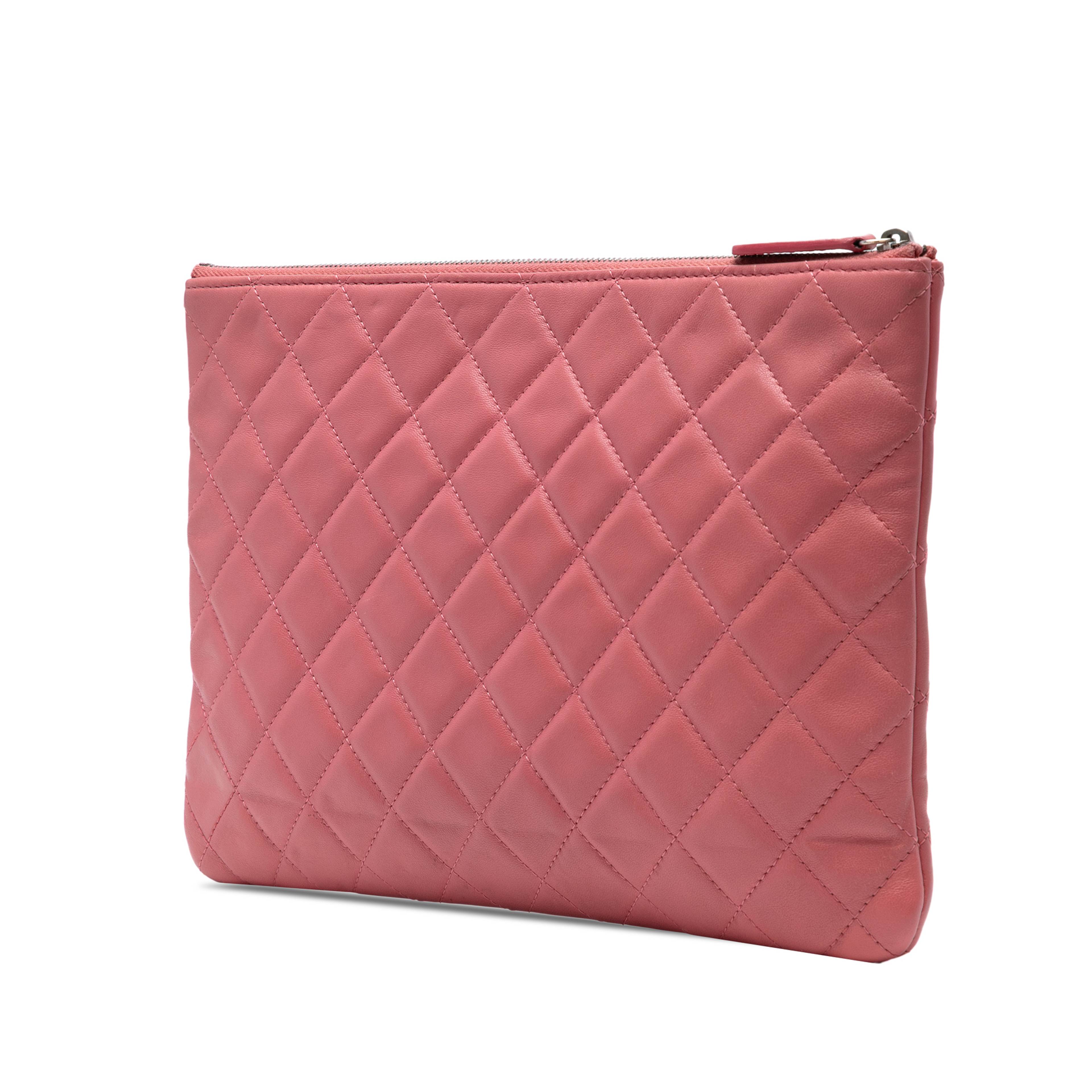 Chanel Medium Quilted Lambskin O Case Clutch, från Luxclusif, i färgen pink. Klicka för att öppna bilden i stort format