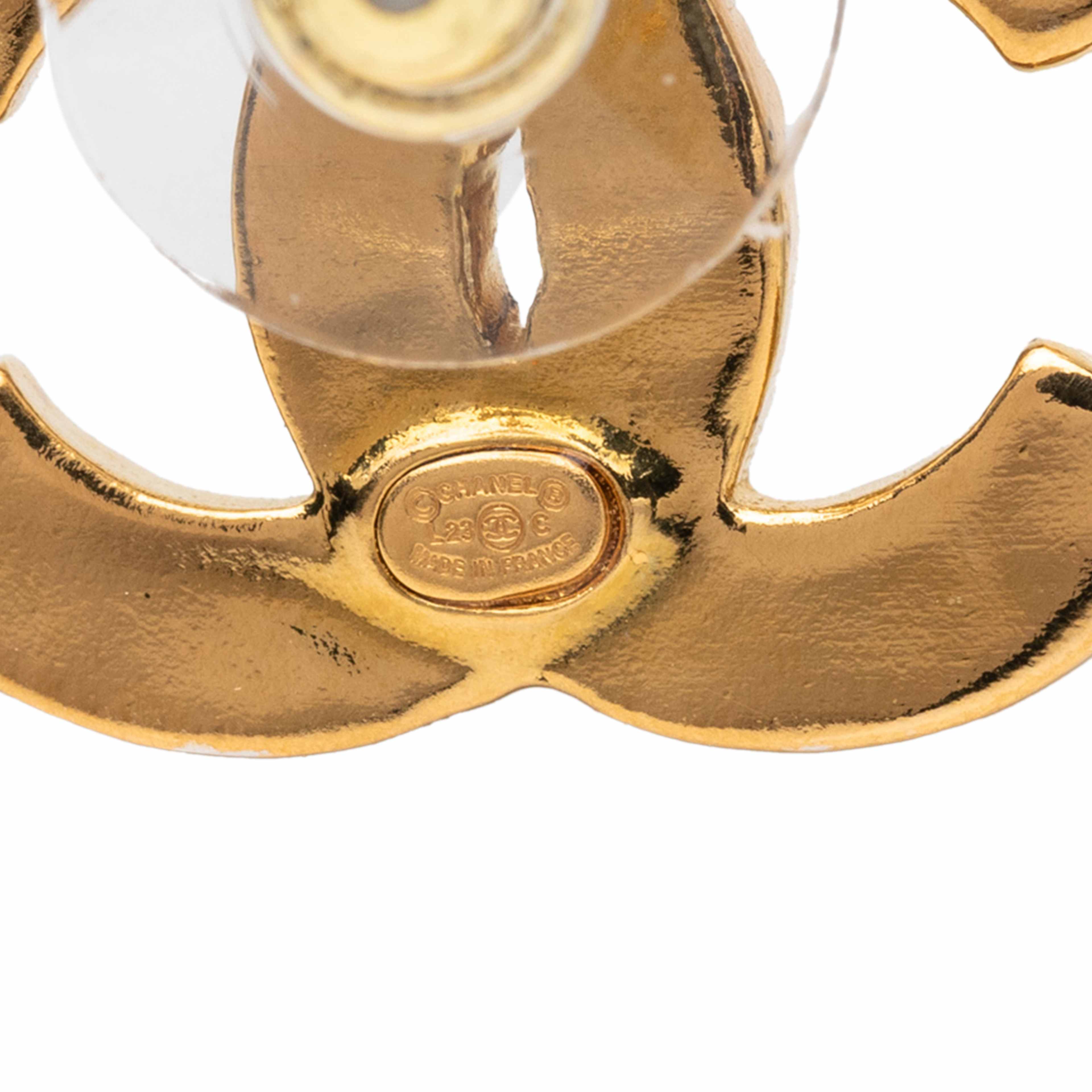 Chanel Cc Gold Plated Resin Push Back Earrings, från Luxclusif, i färgen gold. Klicka för att öppna bilden i stort format