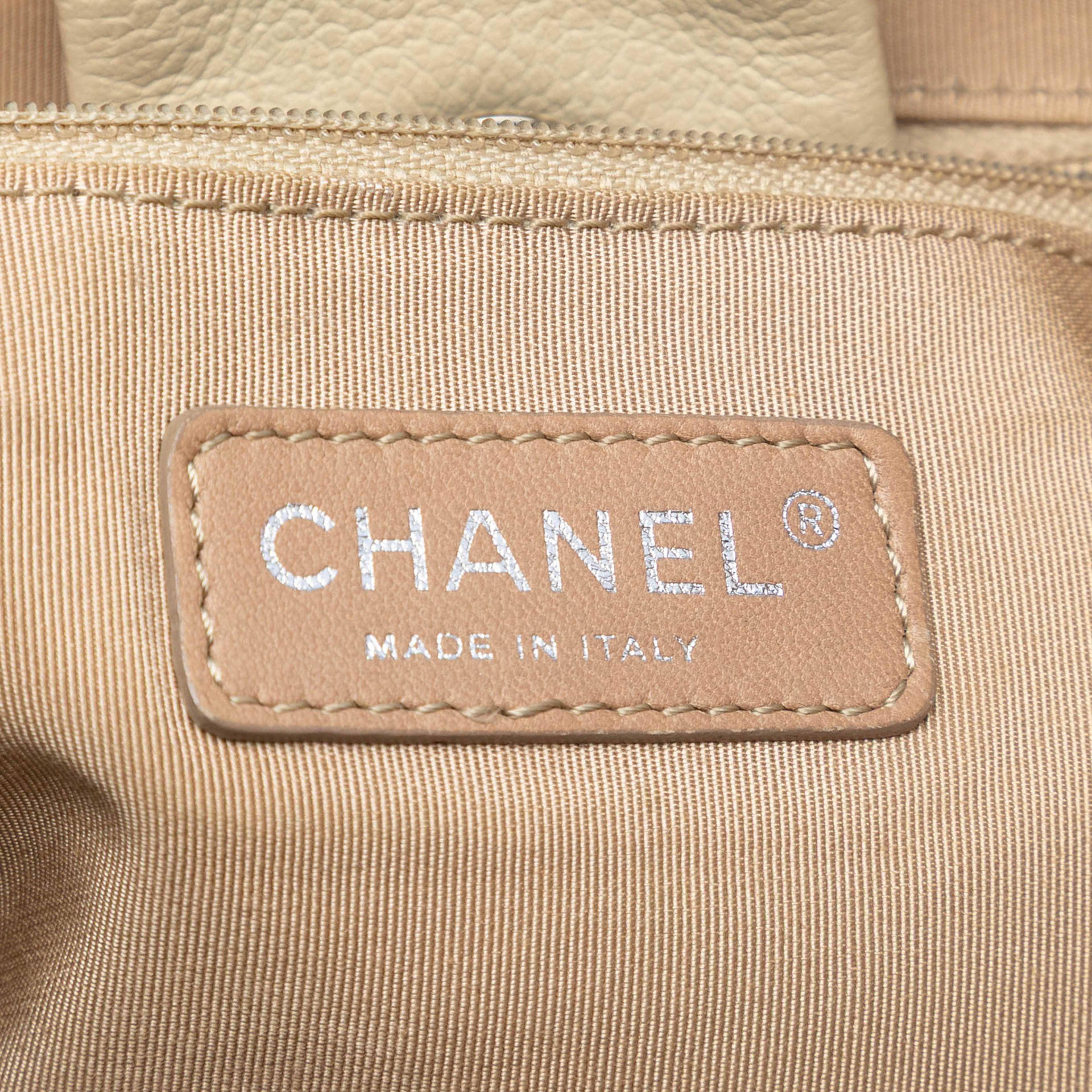 Chanel Cc Quilted Caviar Expandable Tote, från Luxclusif, i färgen ivory. Klicka för att öppna bilden i stort format