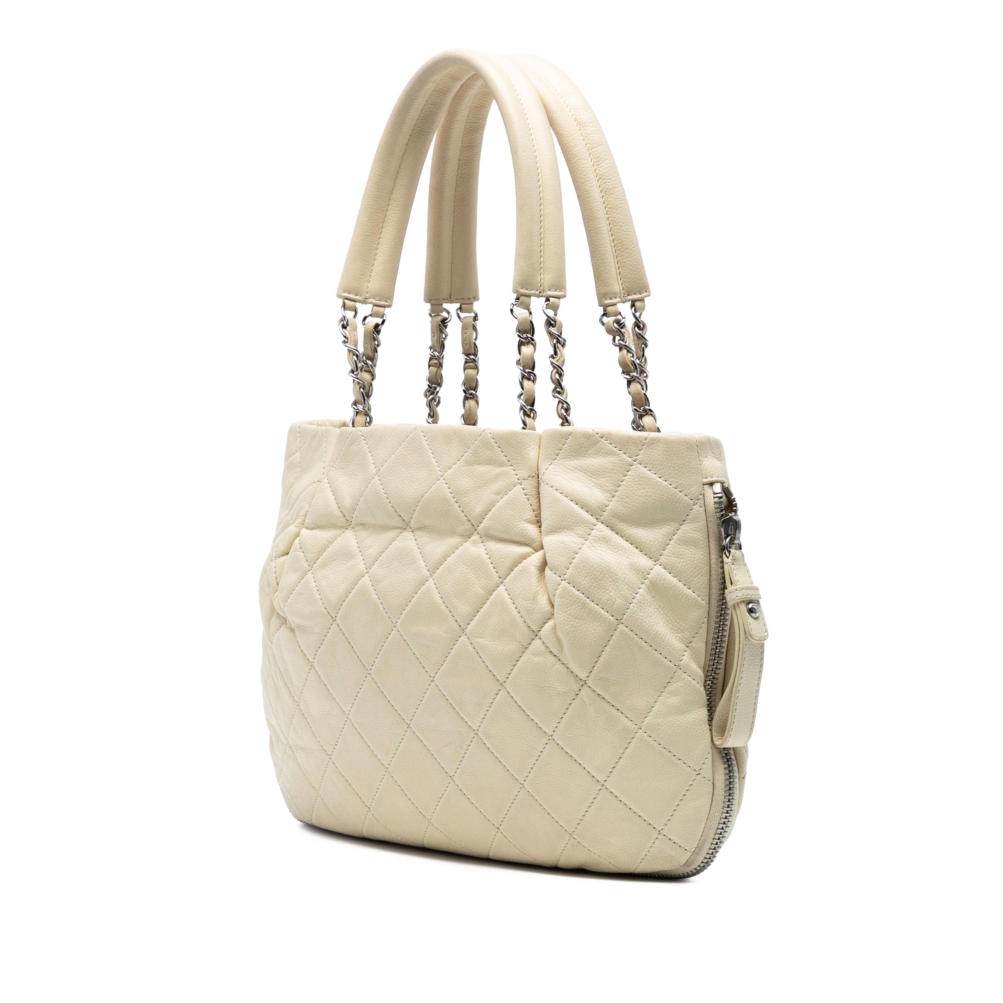 Chanel Cc Quilted Caviar Expandable Tote, från Luxclusif, i färgen vit. Klicka för att öppna bilden i stort format