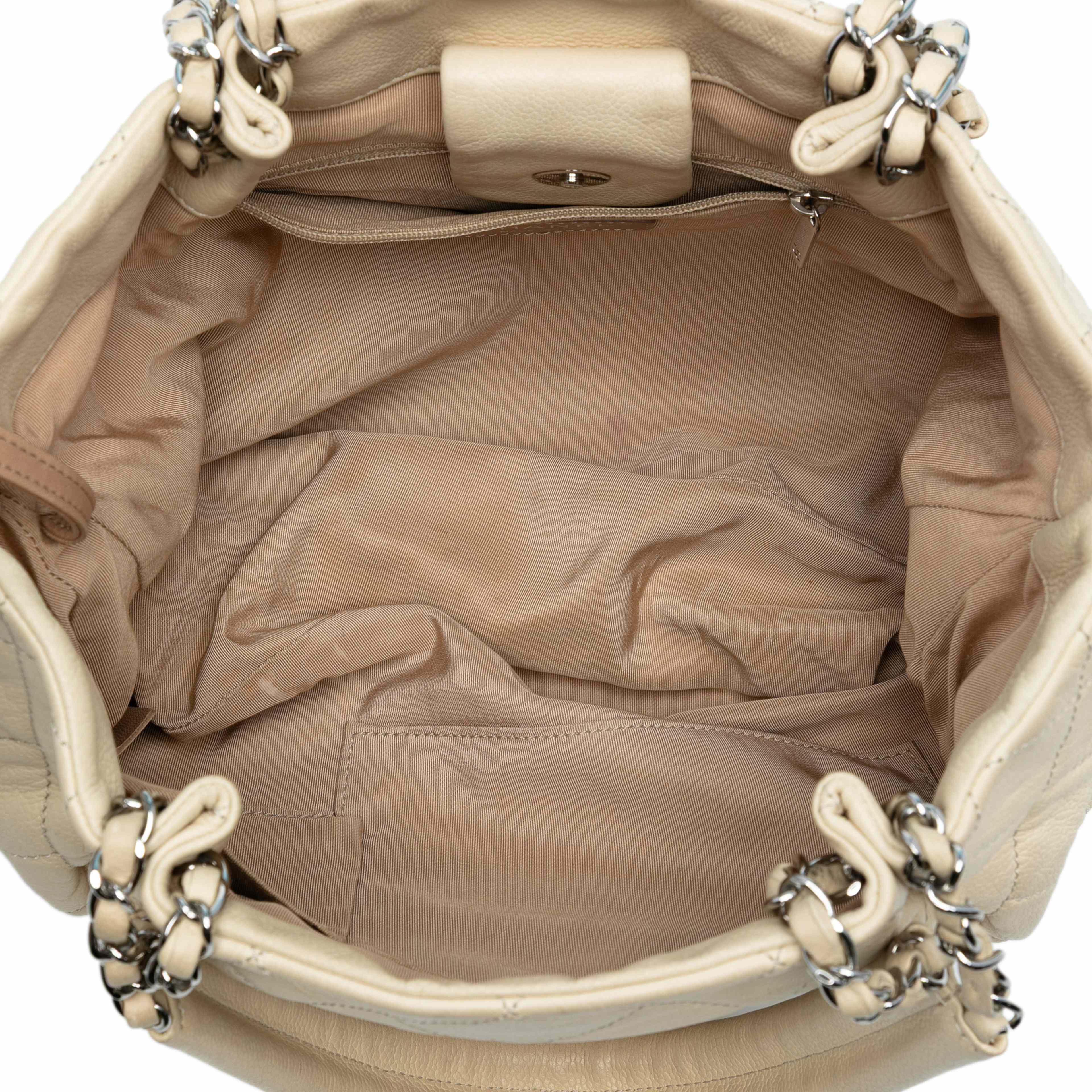 Chanel Cc Quilted Caviar Expandable Tote, från Luxclusif, i färgen ivory. Klicka för att öppna bilden i stort format