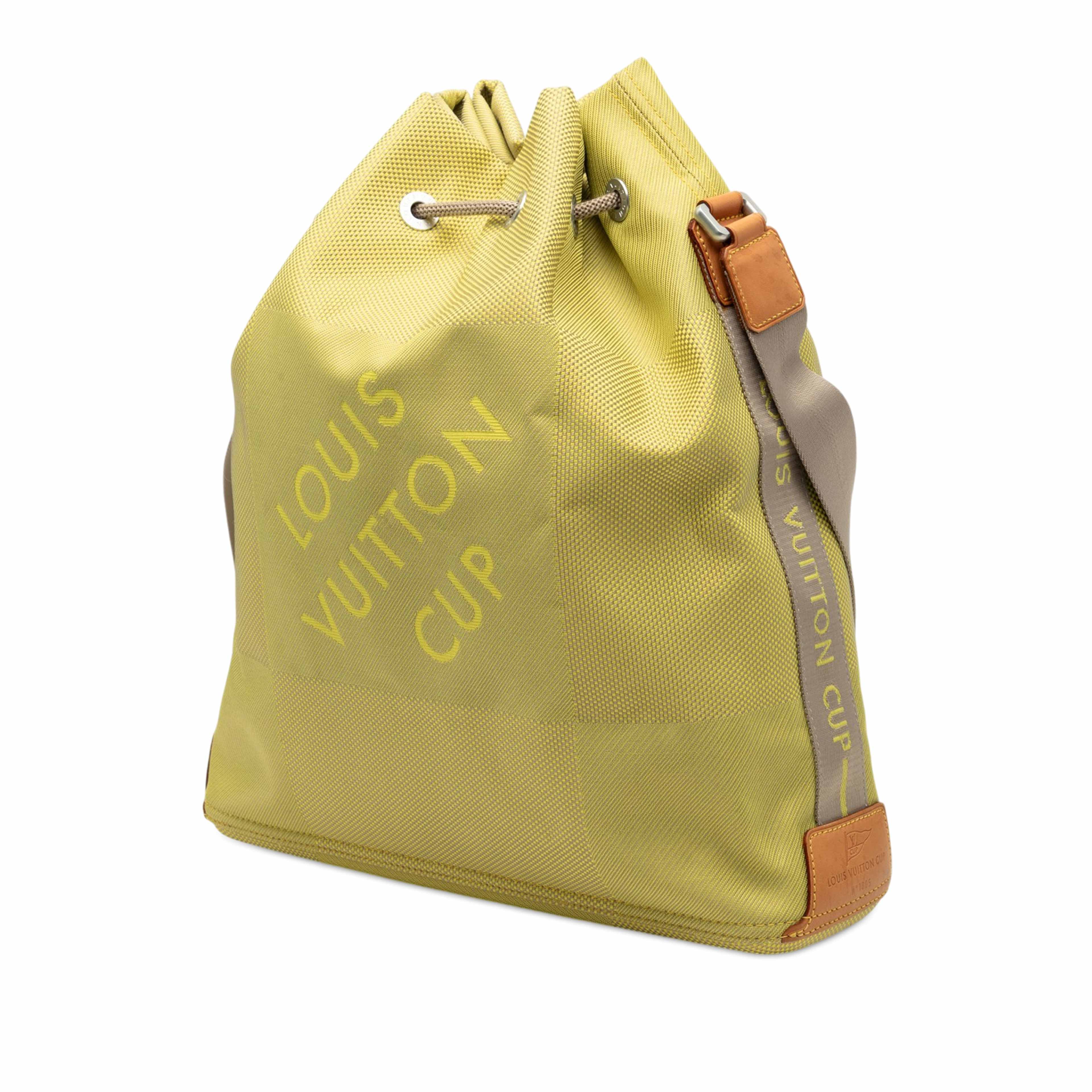 Louis Vuitton Damier Geant Lv Cup Volunteer, från Luxclusif, i färgen grön. Klicka för att öppna bilden i stort format