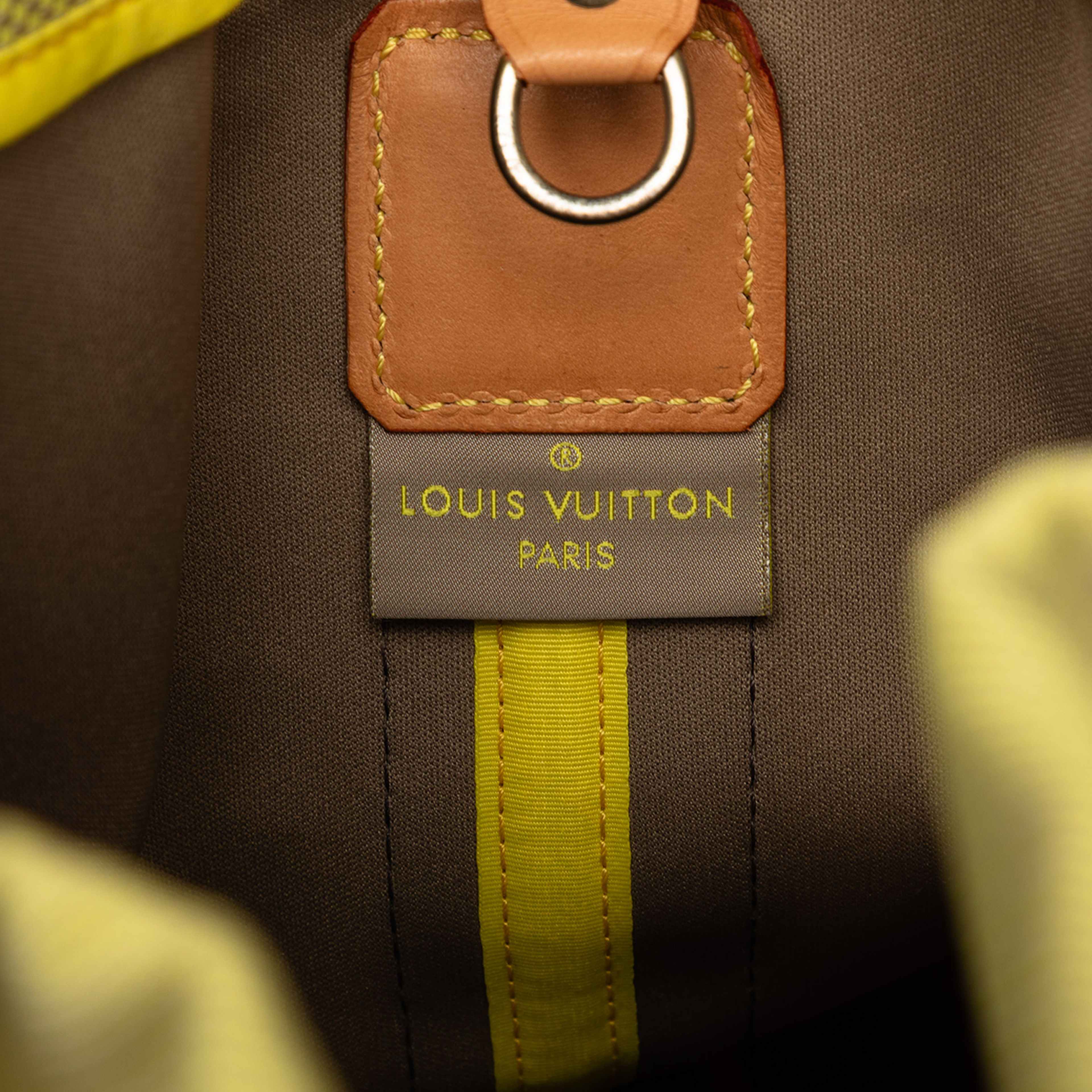 Louis Vuitton Damier Geant Lv Cup Volunteer, från Luxclusif, i färgen grön. Klicka för att öppna bilden i stort format