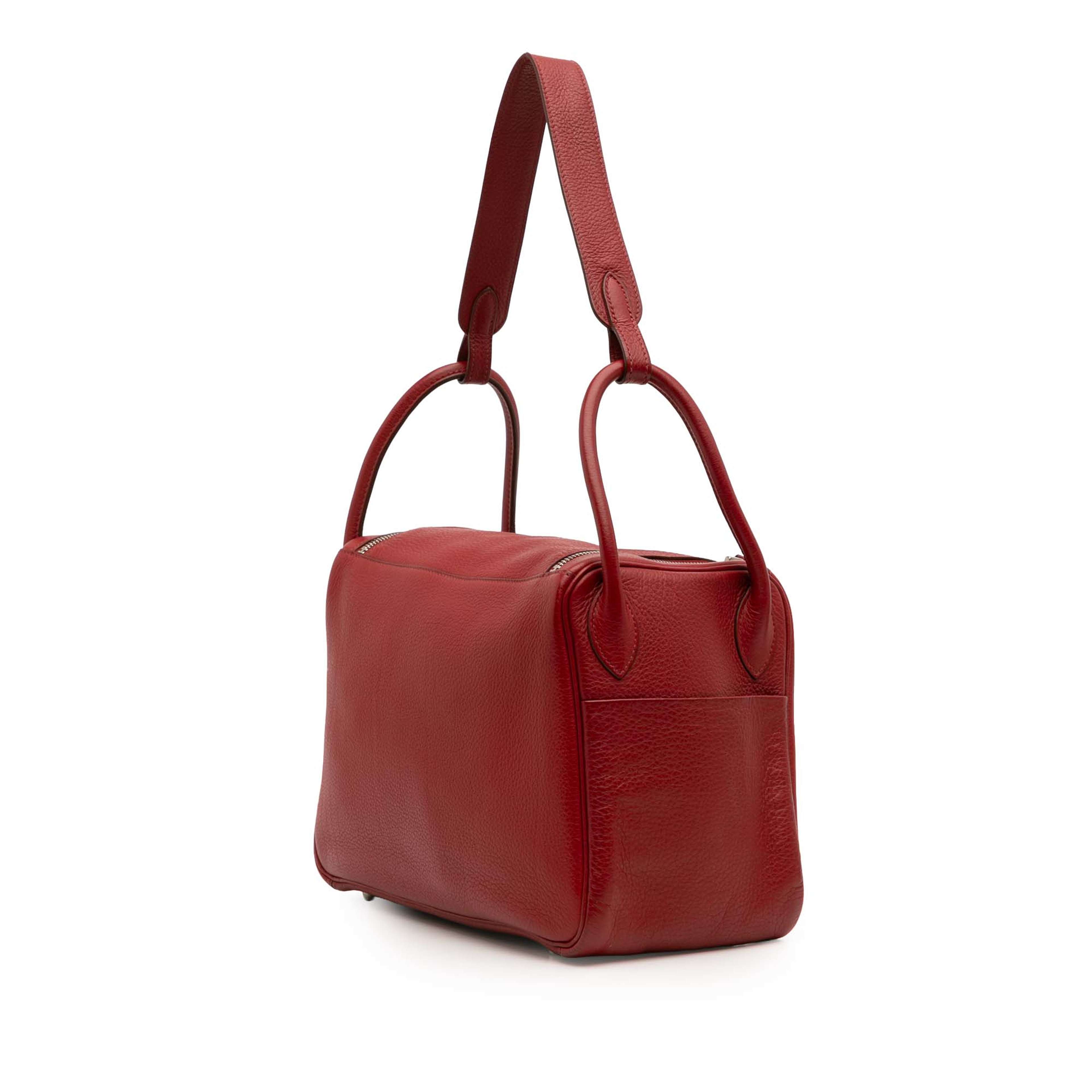 Hermès Clemence Lindy 30, från Luxclusif, i färgen red.