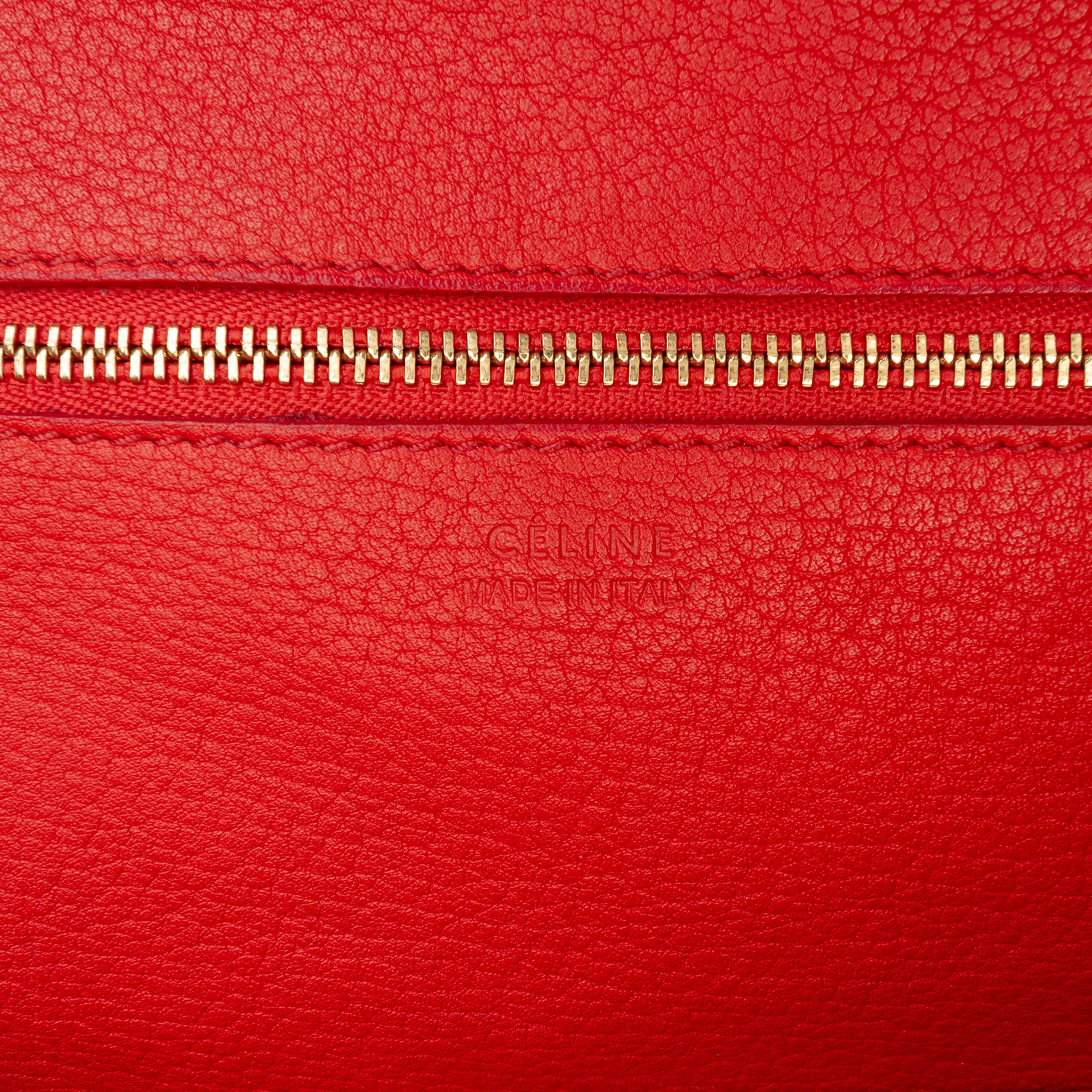 Celine Small Crisped Calfskin Tie Knot Handbag, från Luxclusif, i färgen red orange. Klicka för att öppna bilden i stort format