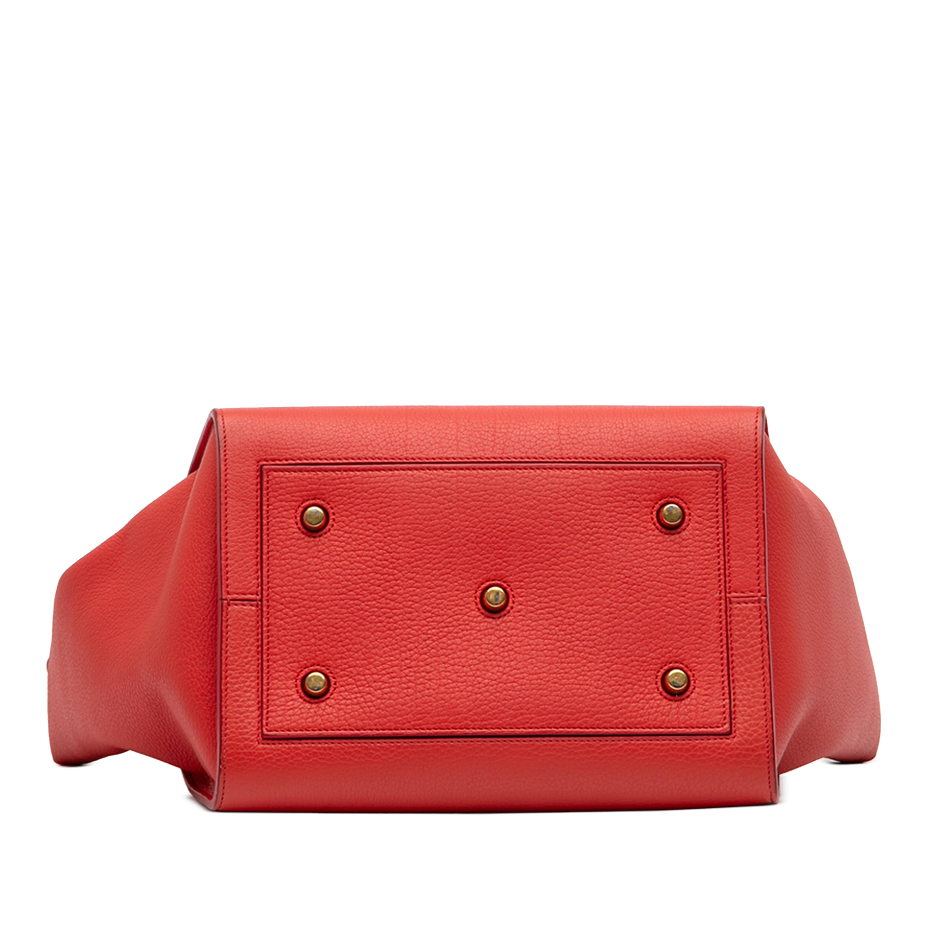 Celine Small Crisped Calfskin Tie Knot Handbag, från Luxclusif, i färgen red orange. Klicka för att öppna bilden i stort format