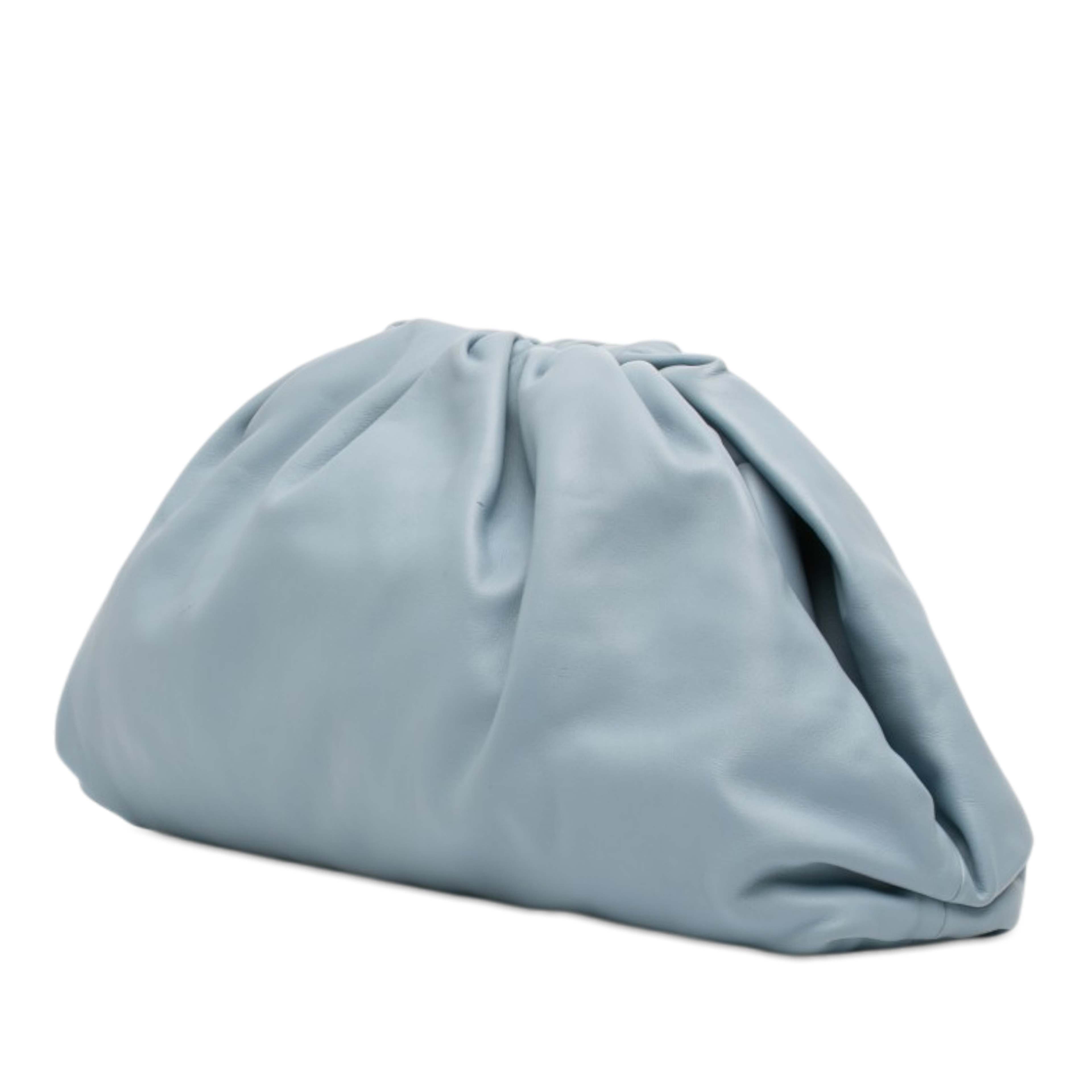 Bottega Veneta Lambskin The Pouch, från Luxclusif, i färgen light blue. Klicka för att öppna bilden i stort format