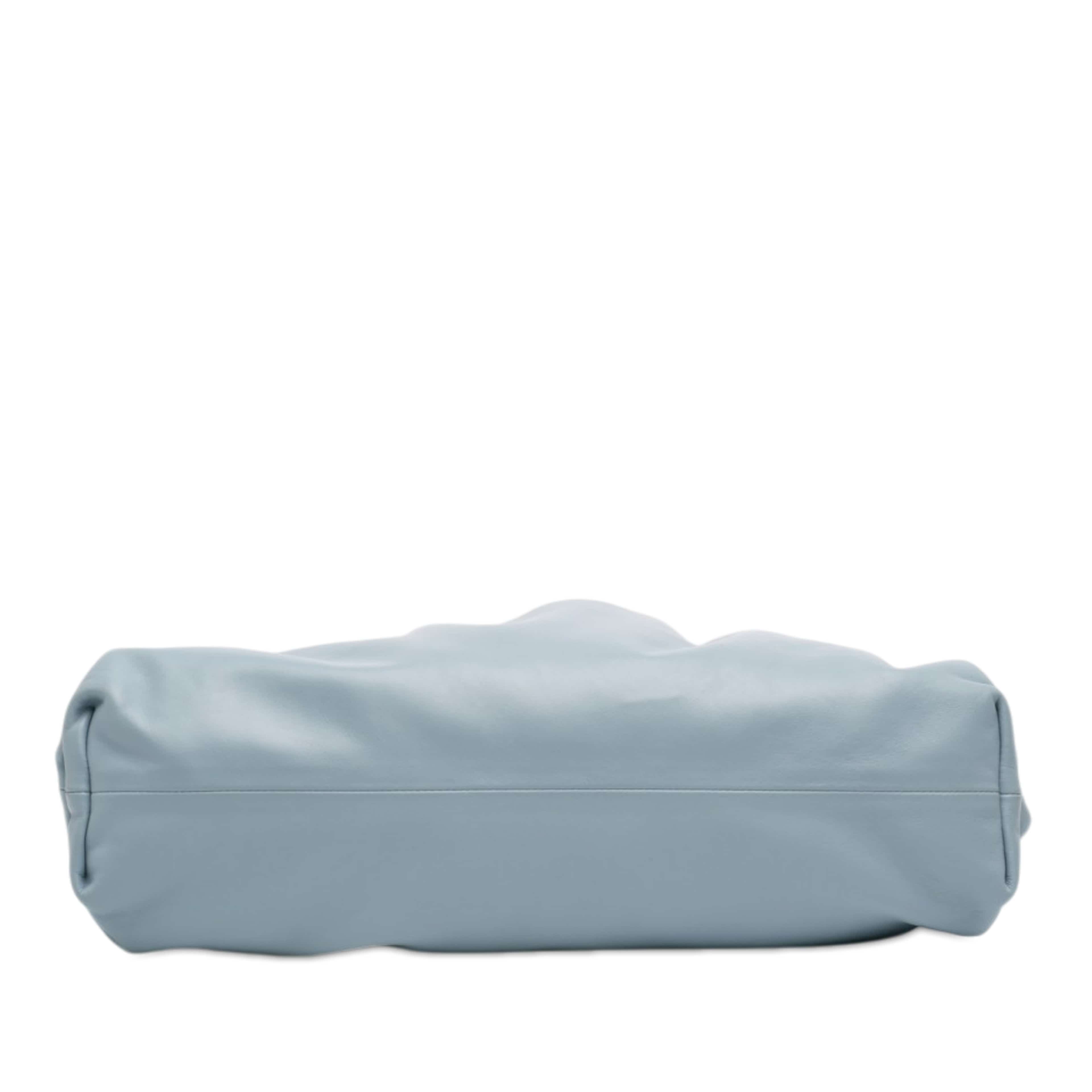 Bottega Veneta Lambskin The Pouch, från Luxclusif, i färgen light blue. Klicka för att öppna bilden i stort format