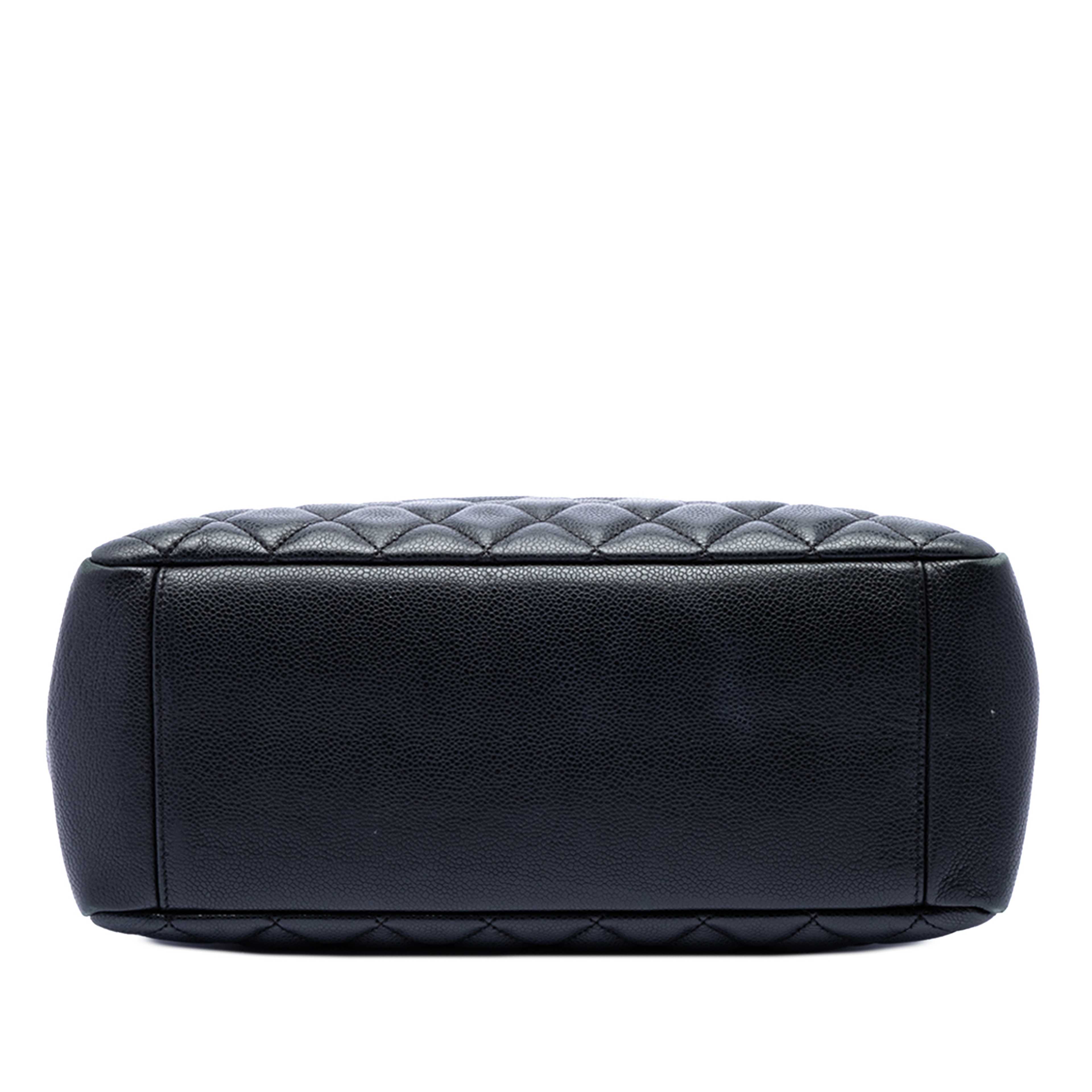 Chanel Caviar Grand Shopping Tote, från Luxclusif, i färgen black. Klicka för att öppna bilden i stort format