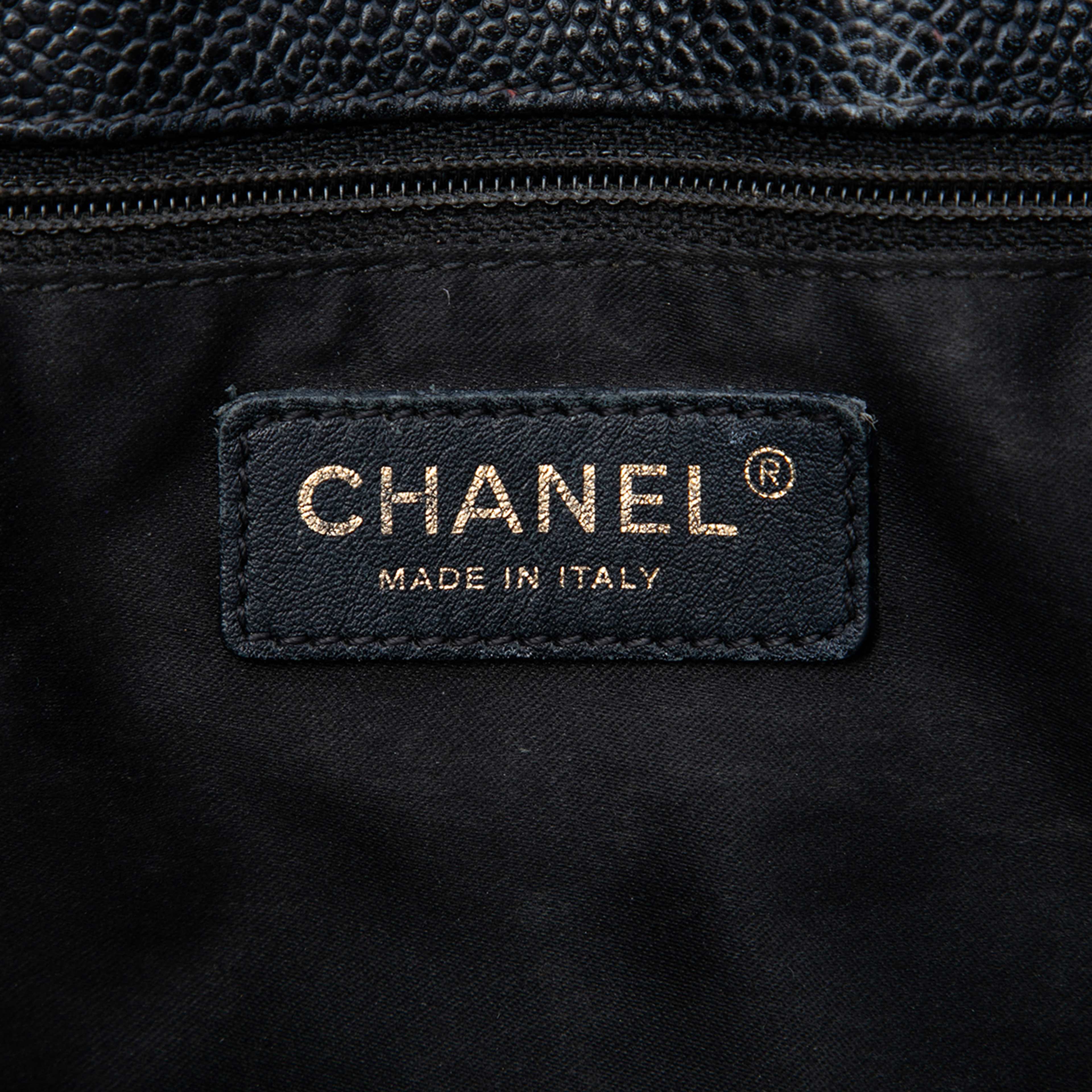 Chanel Caviar Grand Shopping Tote, från Luxclusif, i färgen black. Klicka för att öppna bilden i stort format