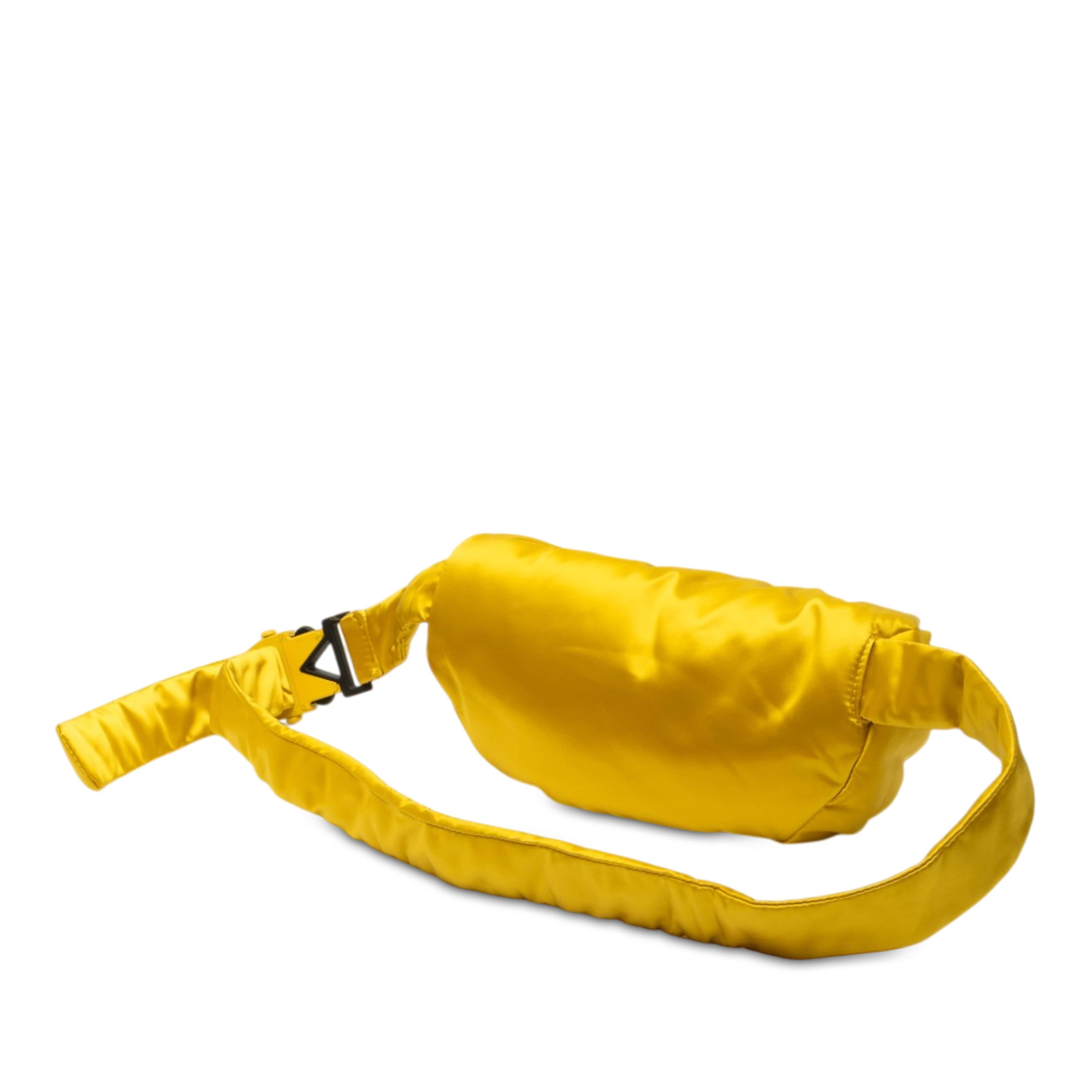 Bottega Veneta Satin The Body Pouch Belt Bag, från Luxclusif, i färgen gul. Klicka för att öppna bilden i stort format
