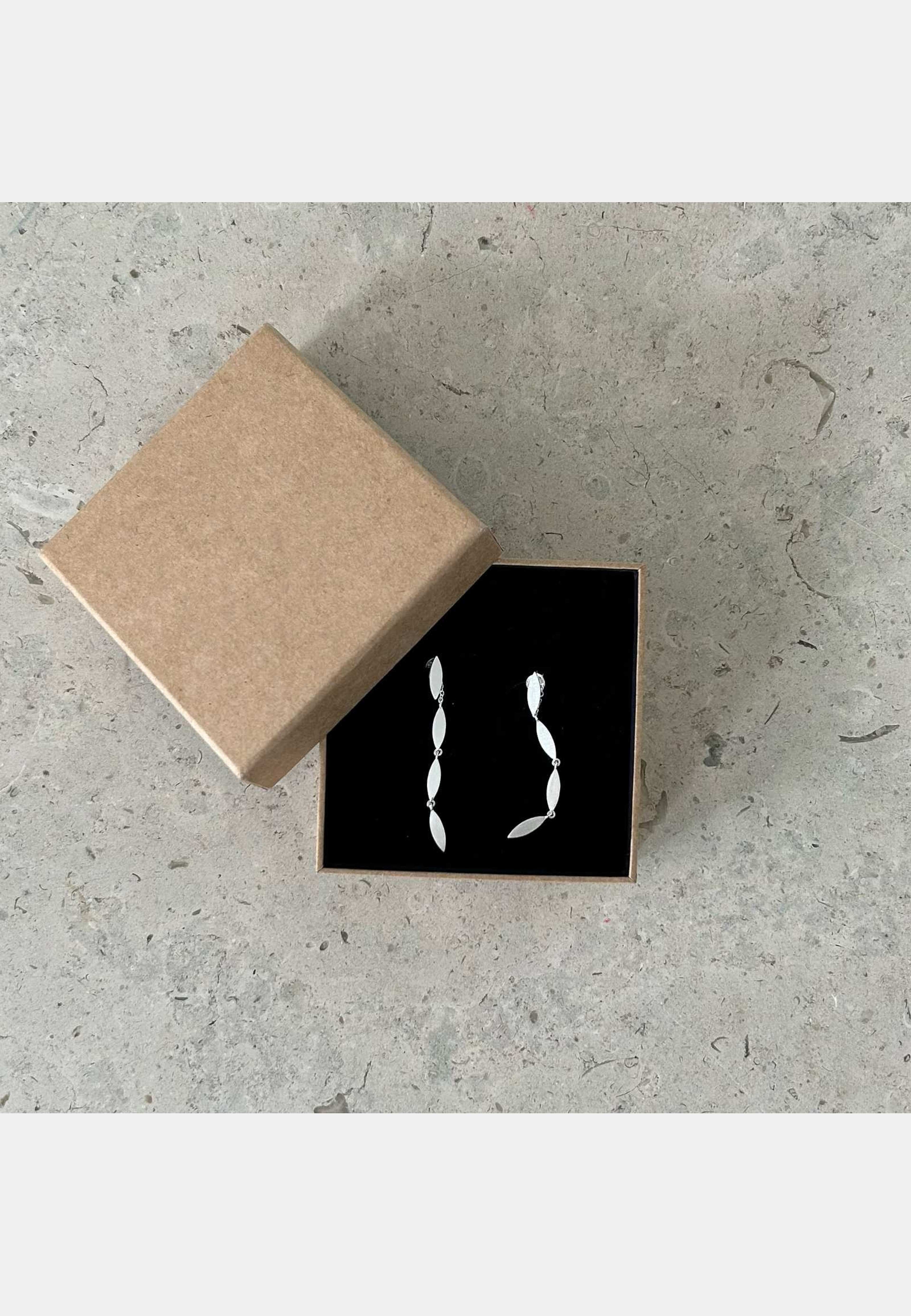 Örhänge Lea, från Atelier by Designtorget, i färgen silver. Klicka för att öppna bilden i stort format