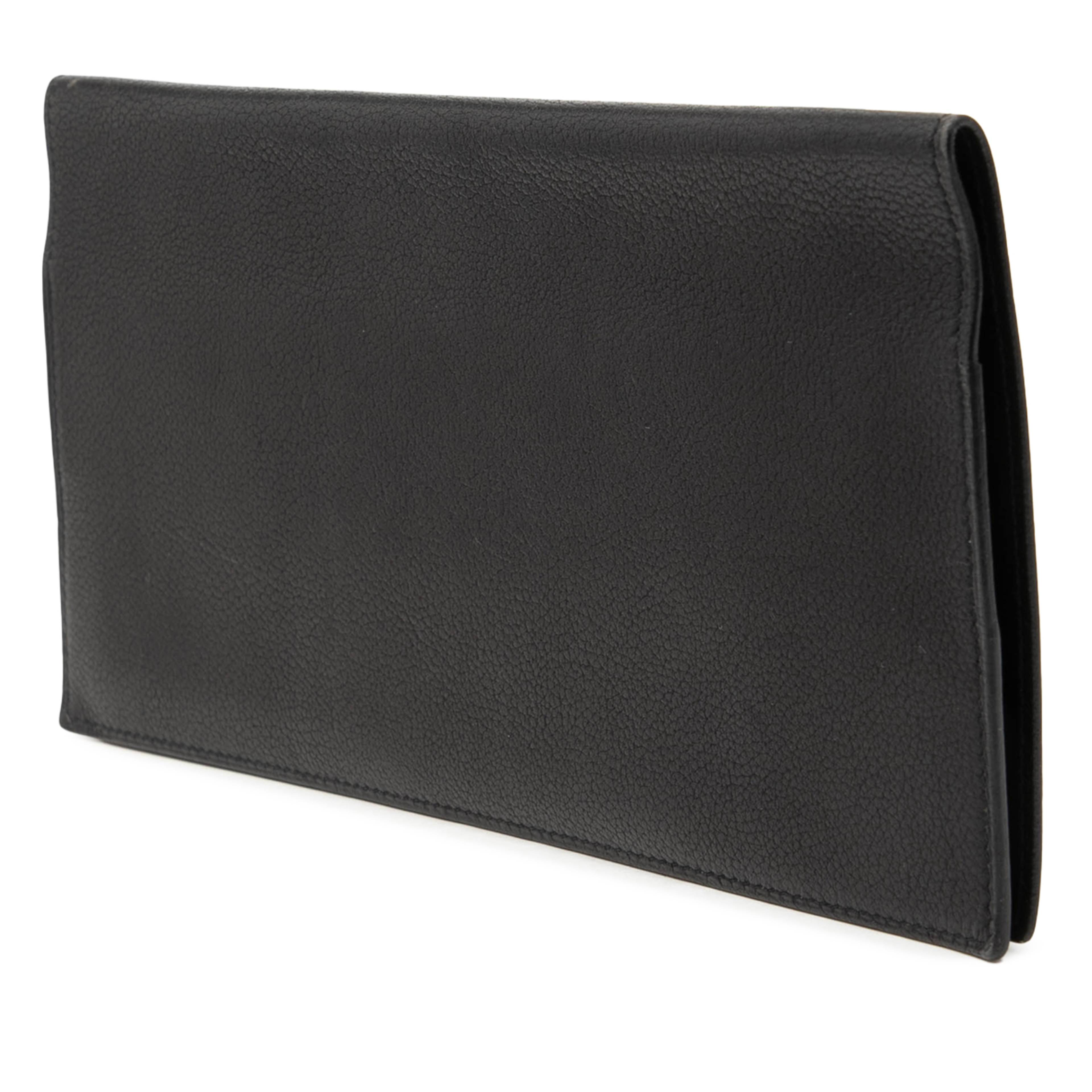 Hermès Leather Bifold Passport Holder, från Luxclusif, i färgen black. Klicka för att öppna bilden i stort format