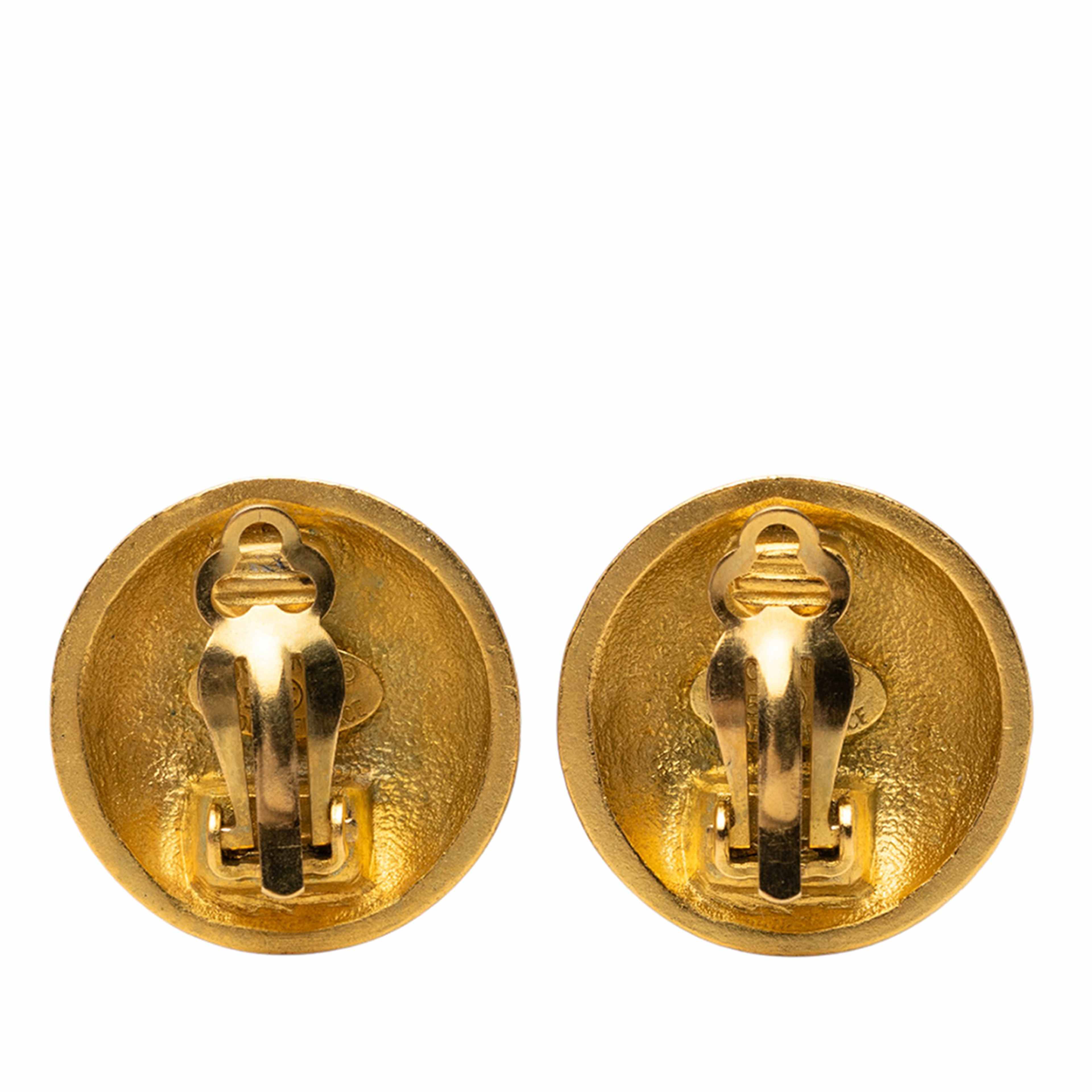 Chanel Cc Gold Plated Button Clip On Earrings, från Luxclusif, i färgen gold. Klicka för att öppna bilden i stort format