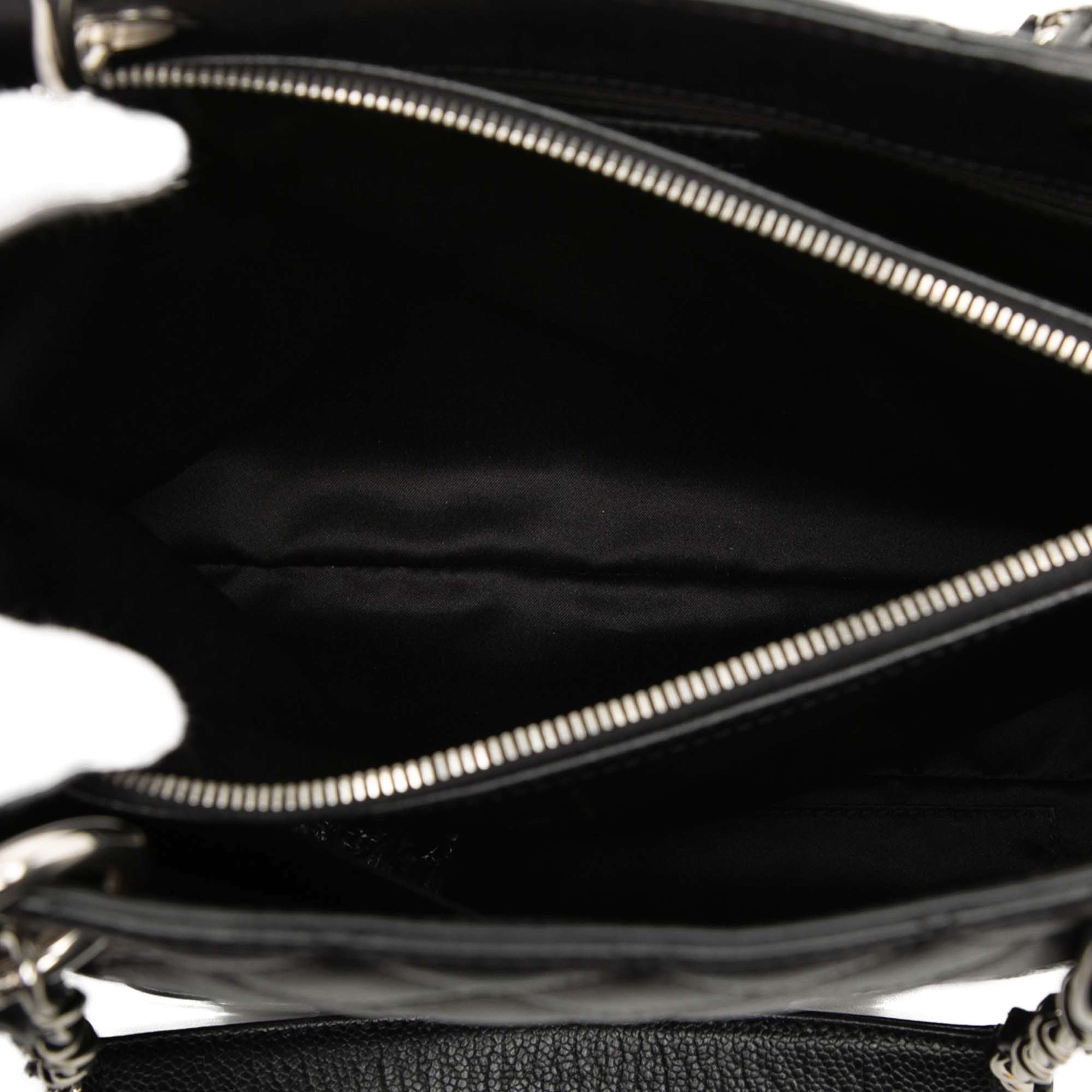 Chanel Caviar Grand Shopping Tote, från Luxclusif, i färgen black. Klicka för att öppna bilden i stort format