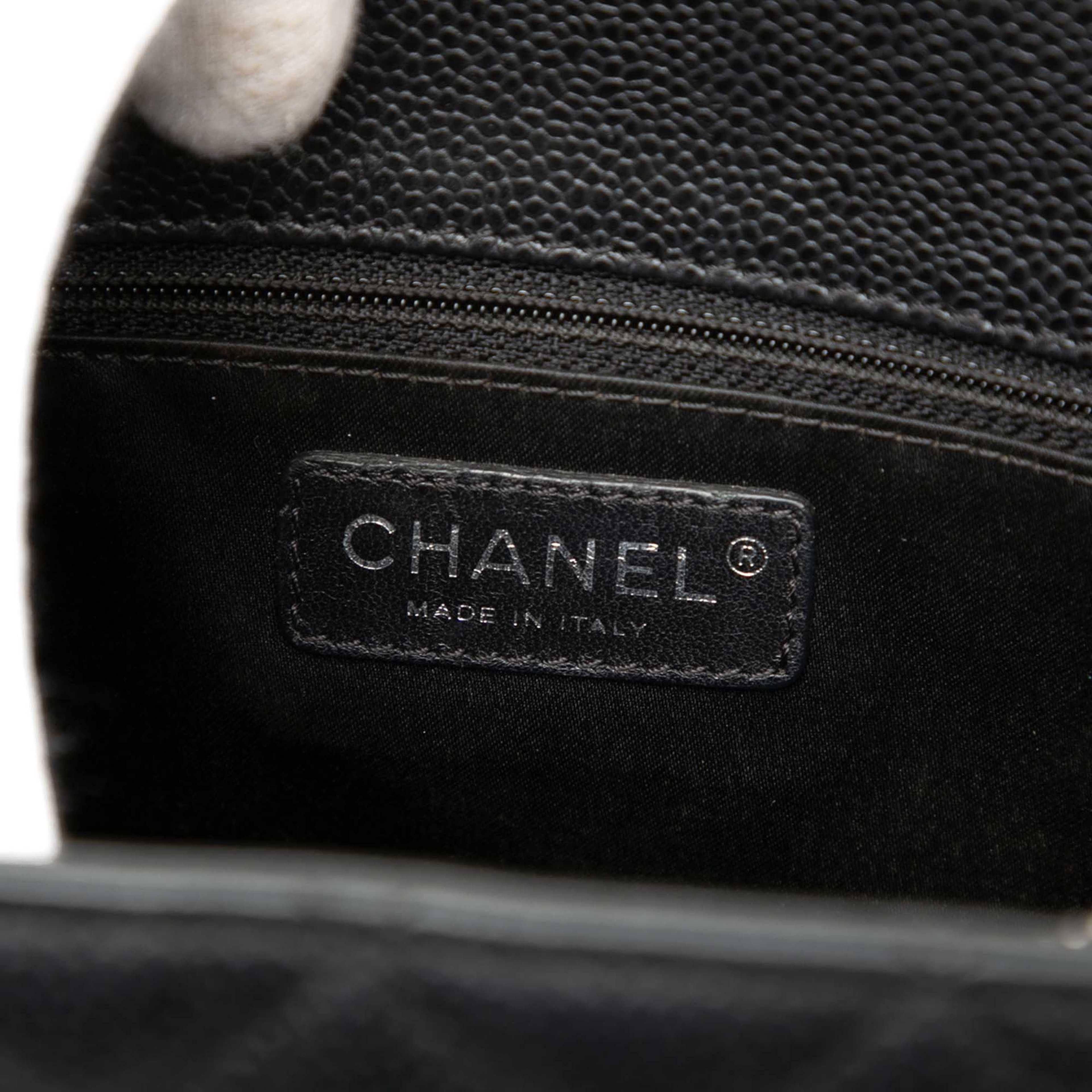 Chanel Caviar Grand Shopping Tote, från Luxclusif, i färgen black. Klicka för att öppna bilden i stort format
