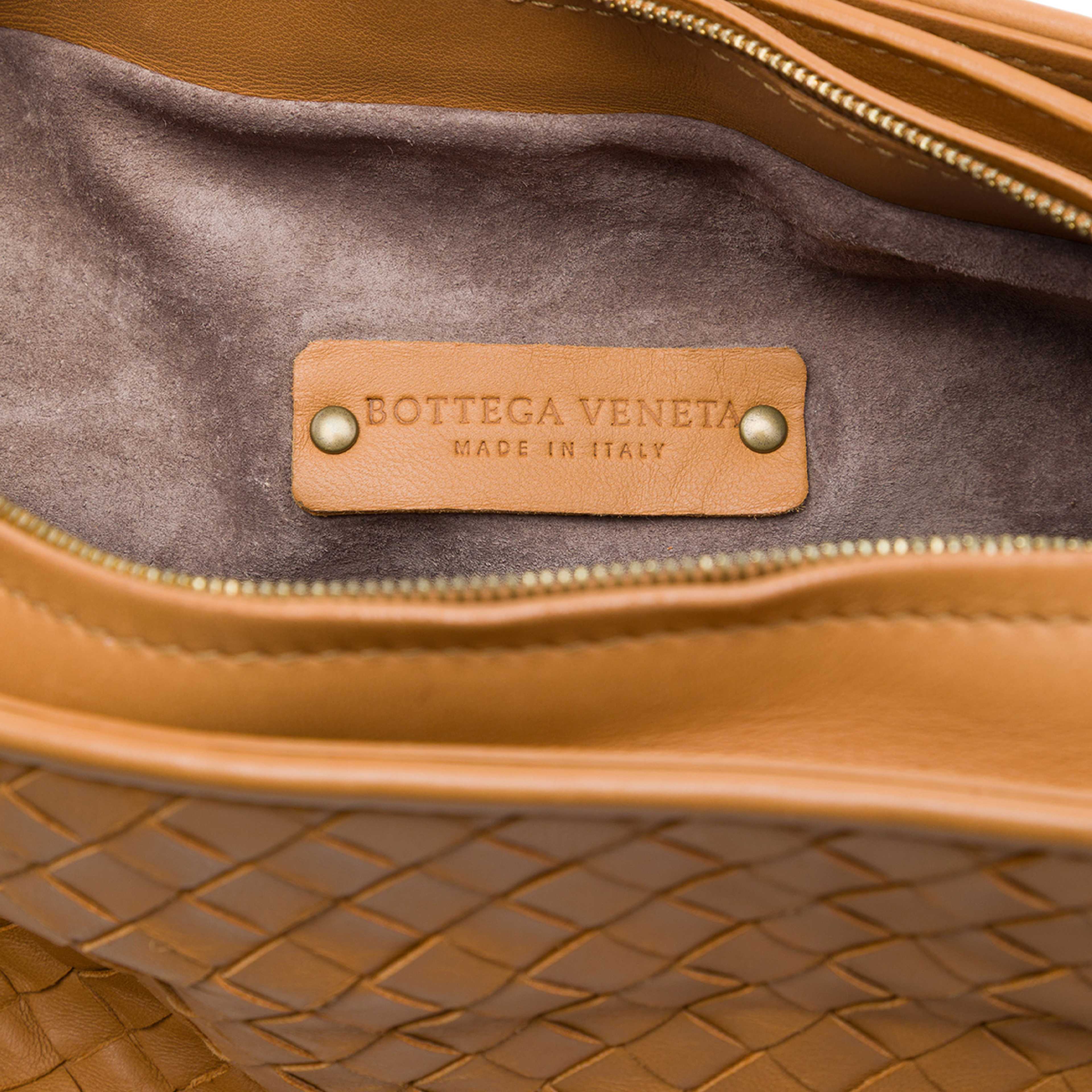 Bottega Veneta Nappa Intrecciato Crossbody, från Luxclusif, i färgen brun. Klicka för att öppna bilden i stort format