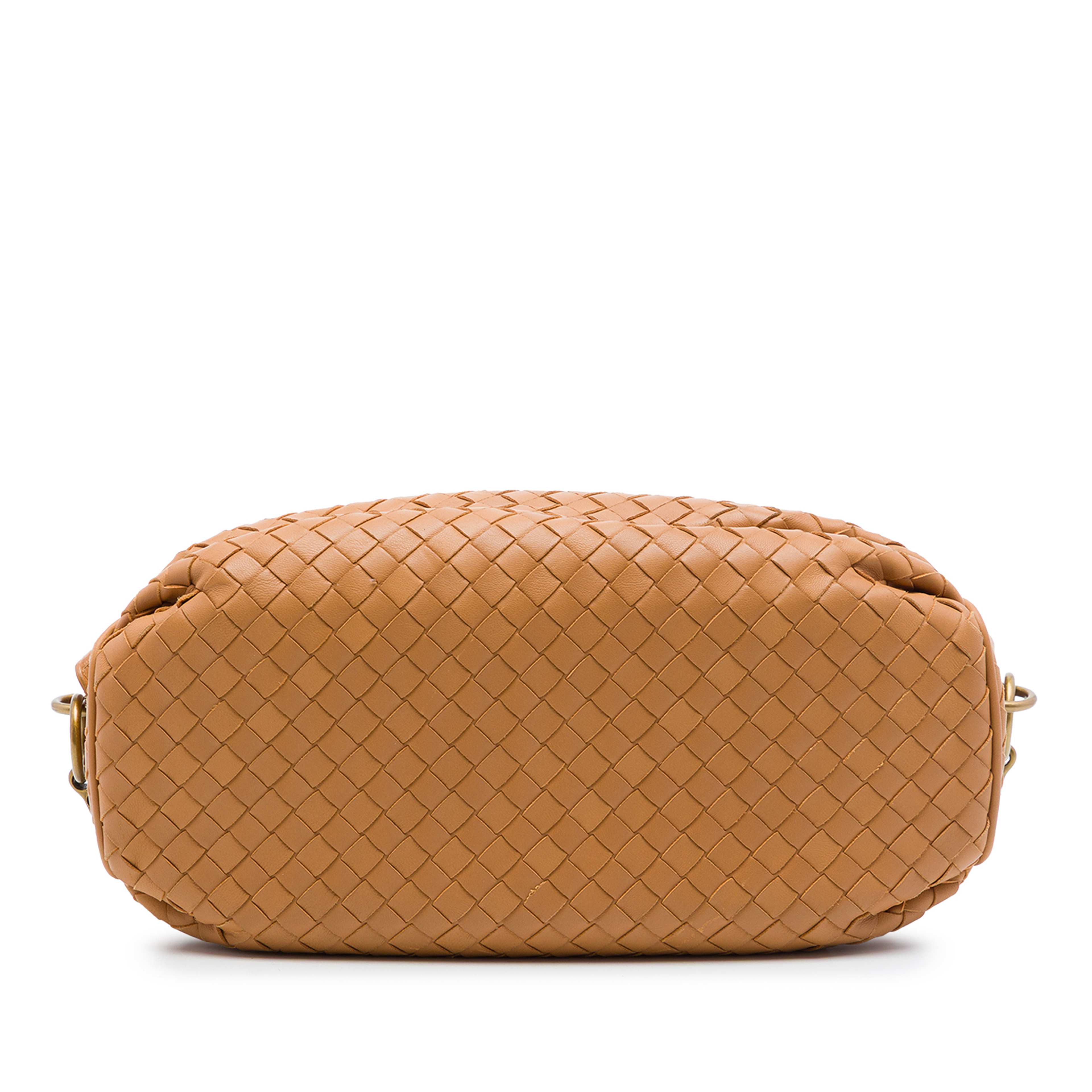 Bottega Veneta Nappa Intrecciato Crossbody, från Luxclusif, i färgen brun. Klicka för att öppna bilden i stort format
