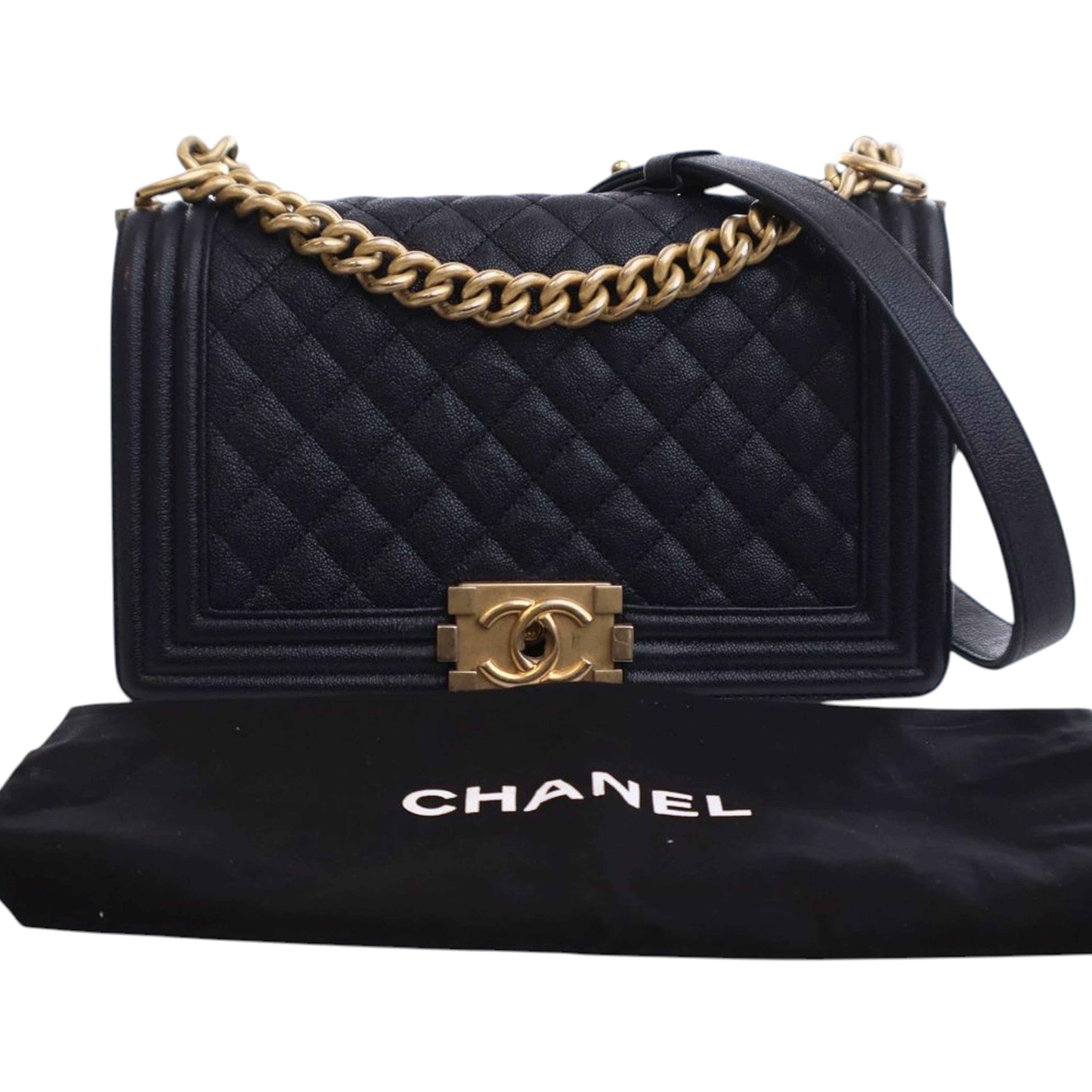 Chanel Old Medium Quilted Caviar Boy Flap, från Luxclusif, i färgen blå. Klicka för att öppna bilden i stort format