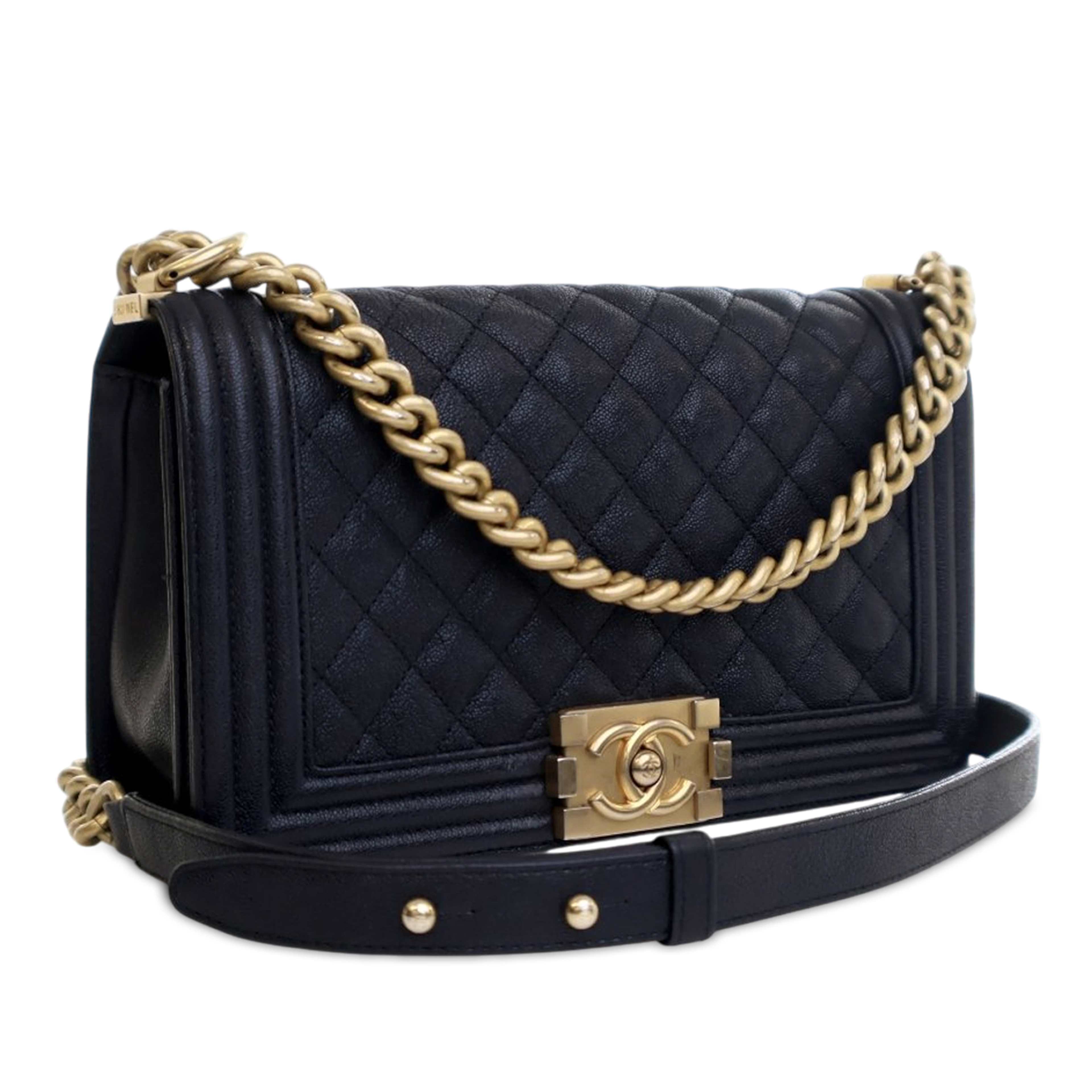 Chanel Old Medium Quilted Caviar Boy Flap, från Luxclusif, i färgen blå. Klicka för att öppna bilden i stort format