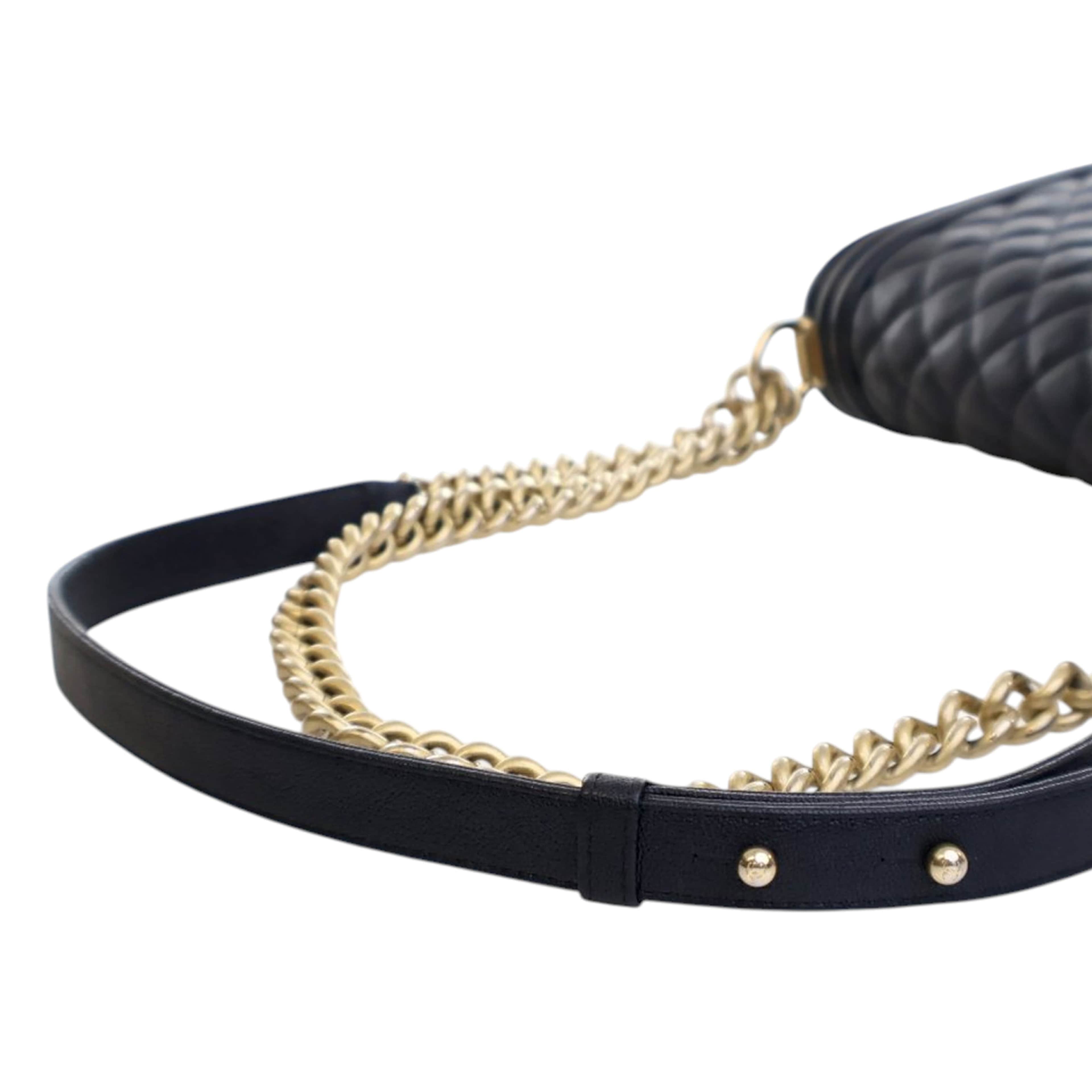 Chanel Old Medium Quilted Caviar Boy Flap, från Luxclusif, i färgen blå. Klicka för att öppna bilden i stort format