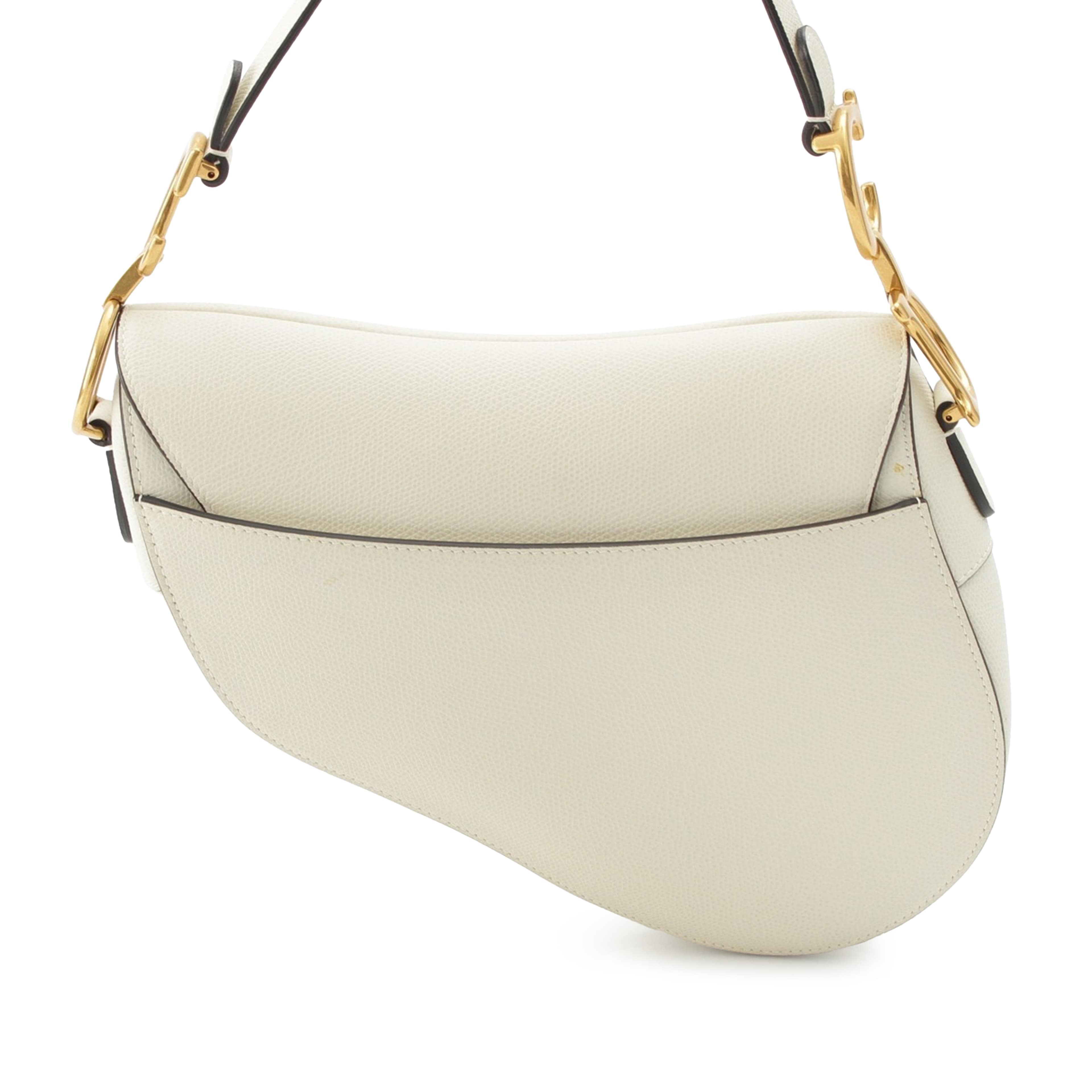 Dior Grained Calfskin Saddle Bag, från Luxclusif, i färgen vit. Klicka för att öppna bilden i stort format
