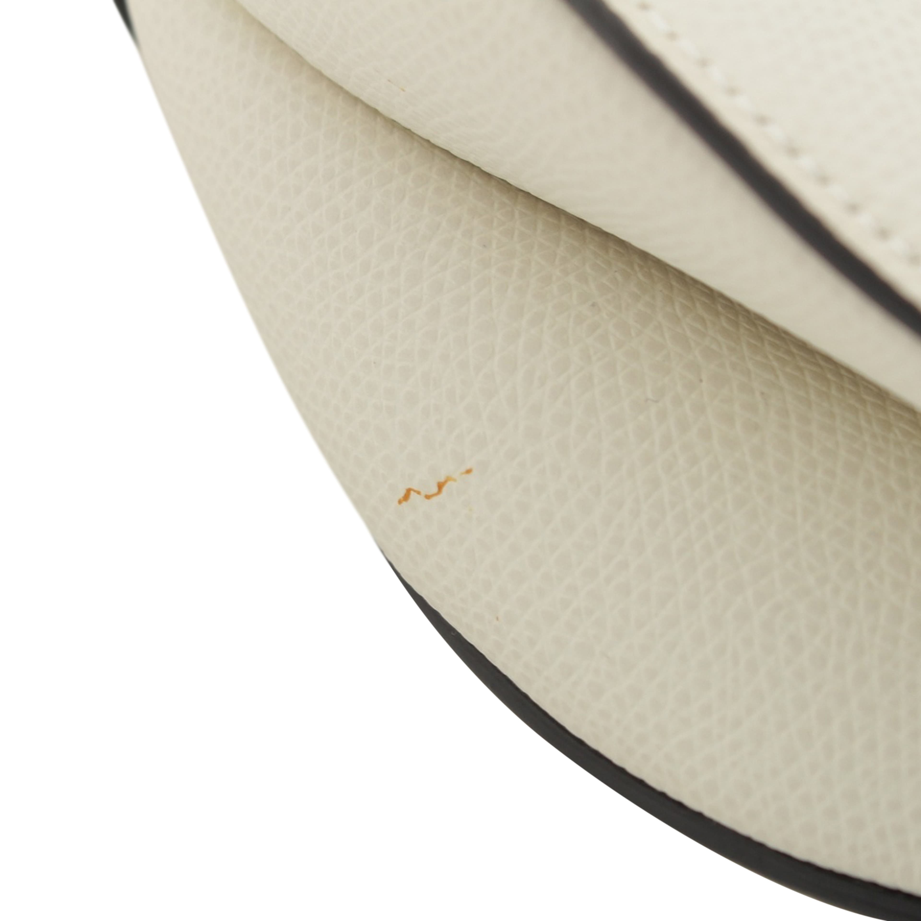Dior Grained Calfskin Saddle Bag, från Luxclusif, i färgen vit. Klicka för att öppna bilden i stort format