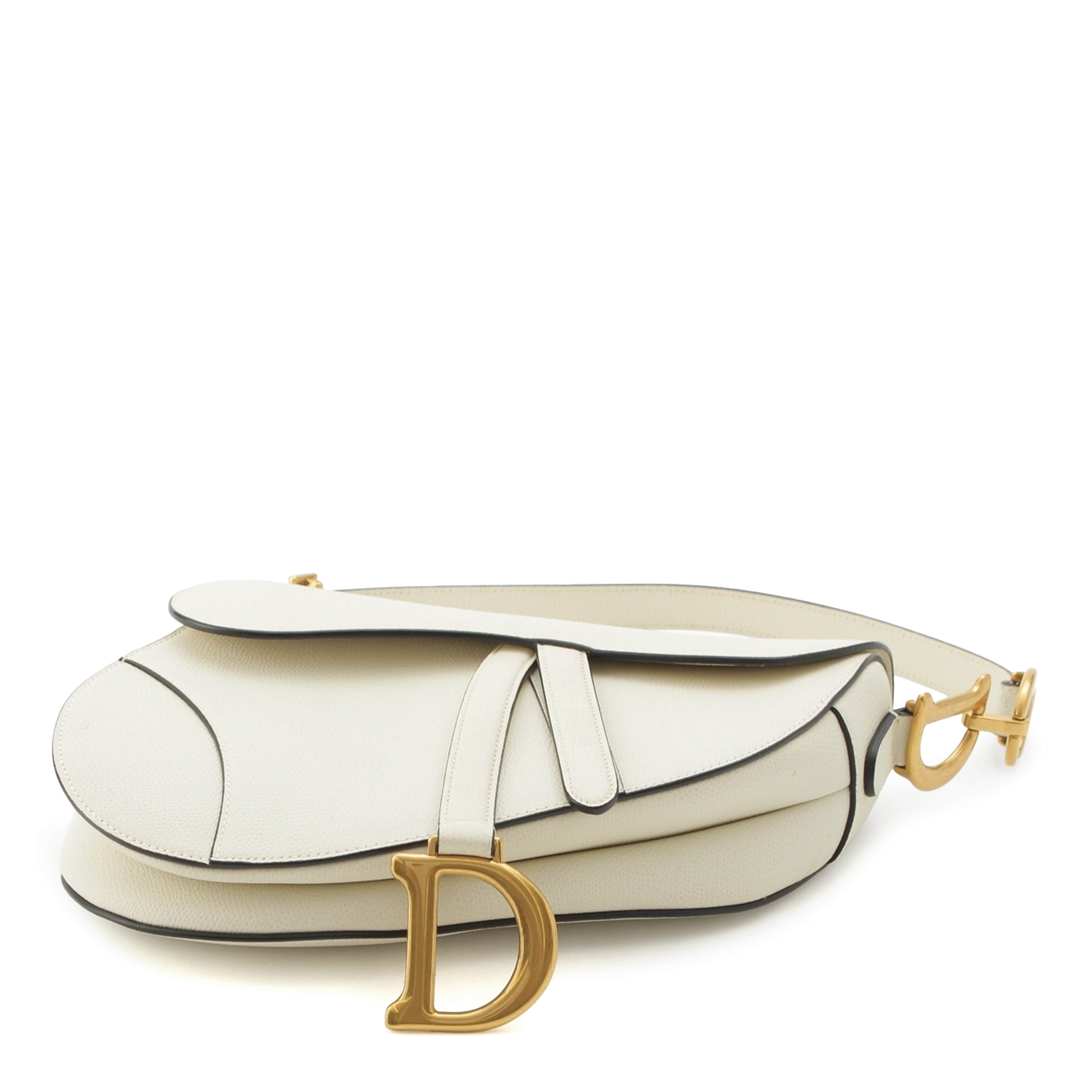Dior Grained Calfskin Saddle Bag, från Luxclusif, i färgen vit. Klicka för att öppna bilden i stort format