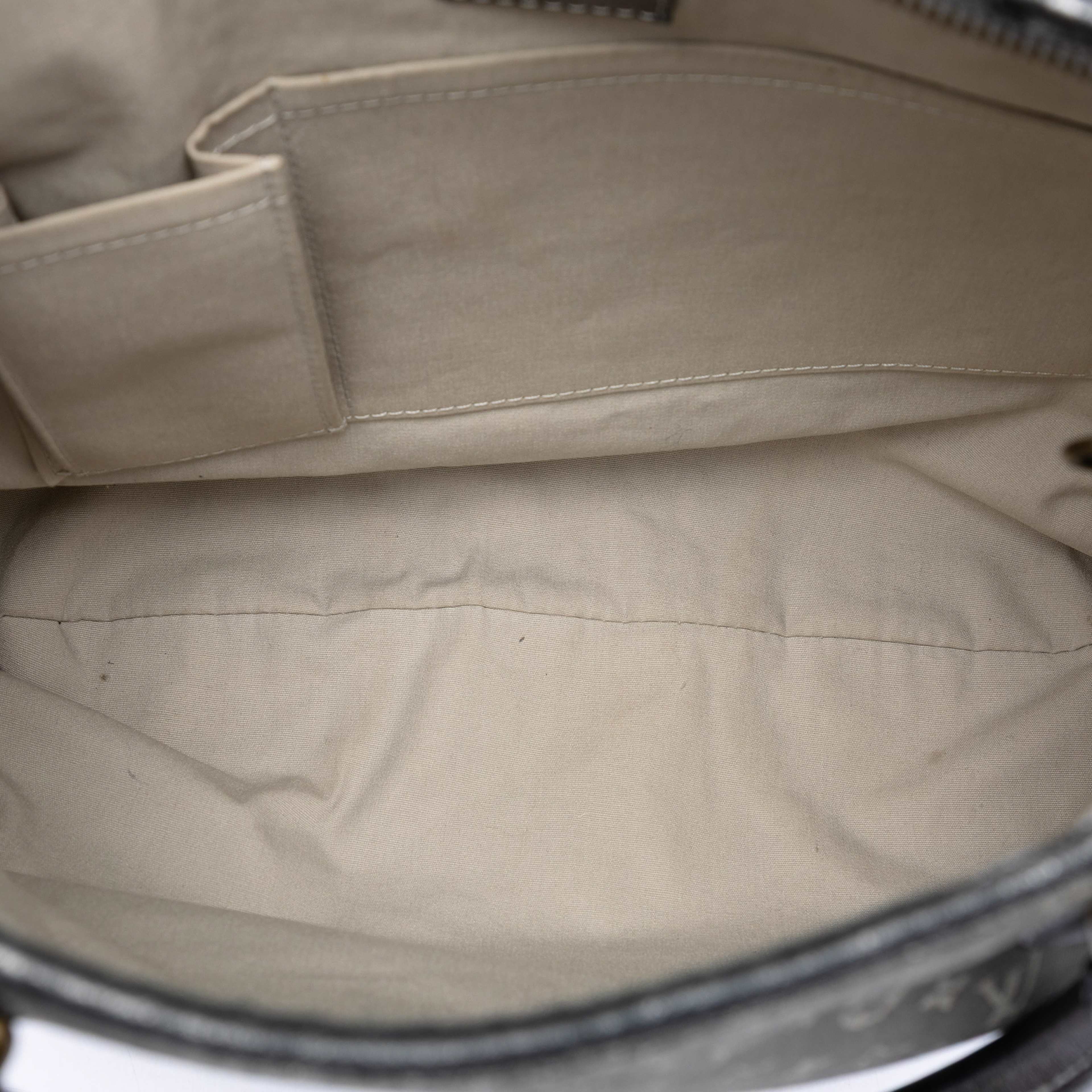 Louis Vuitton Monogram Mini Lin Angele, från Luxclusif, i färgen gray. Klicka för att öppna bilden i stort format