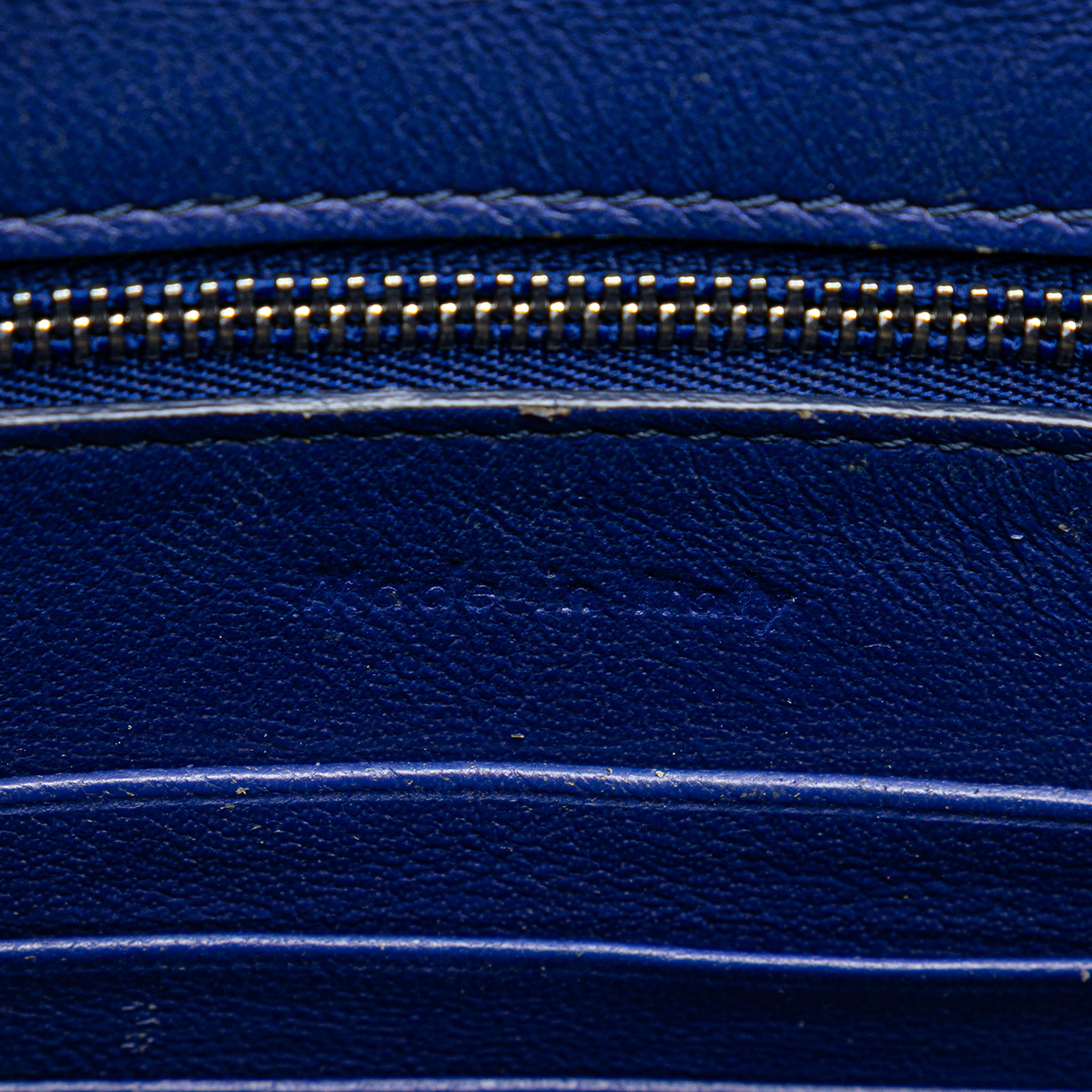 Celine Small Goatskin Trotteur Crossbody, från Luxclusif, i färgen blue. Klicka för att öppna bilden i stort format