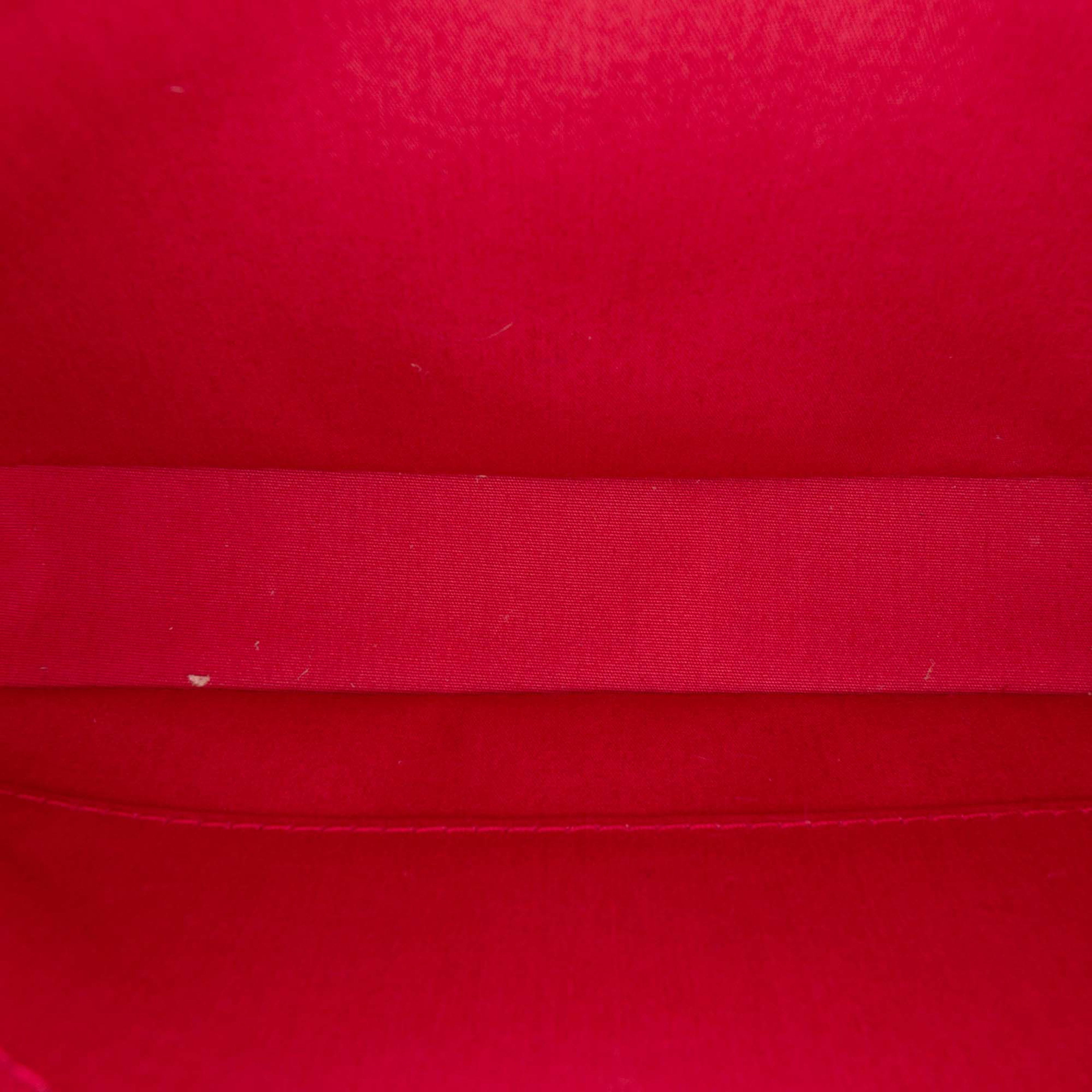 Louis Vuitton Monogram Vernis Pochette Accessoires, från Luxclusif, i färgen red. Klicka för att öppna bilden i stort format