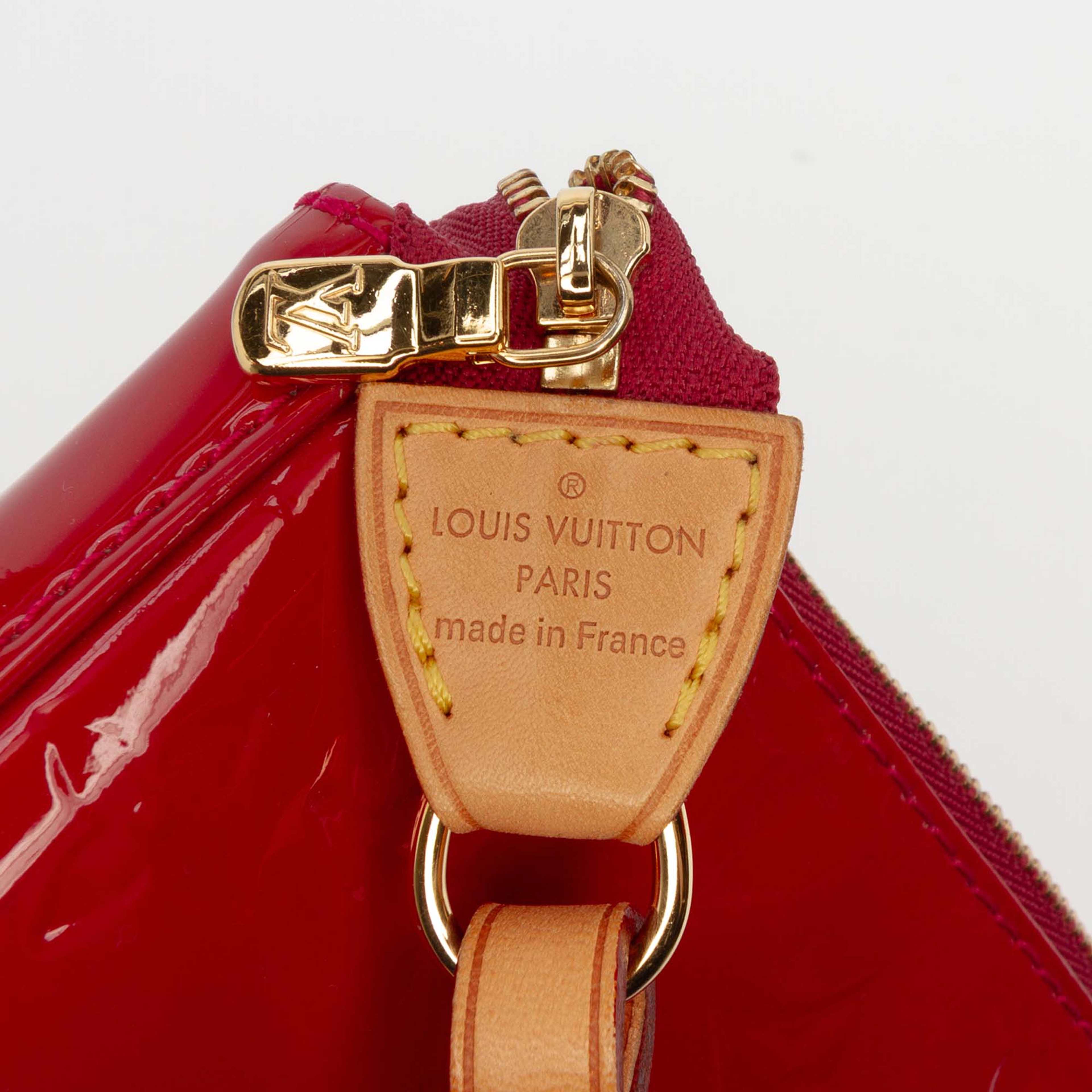 Louis Vuitton Monogram Vernis Pochette Accessoires, från Luxclusif, i färgen red. Klicka för att öppna bilden i stort format