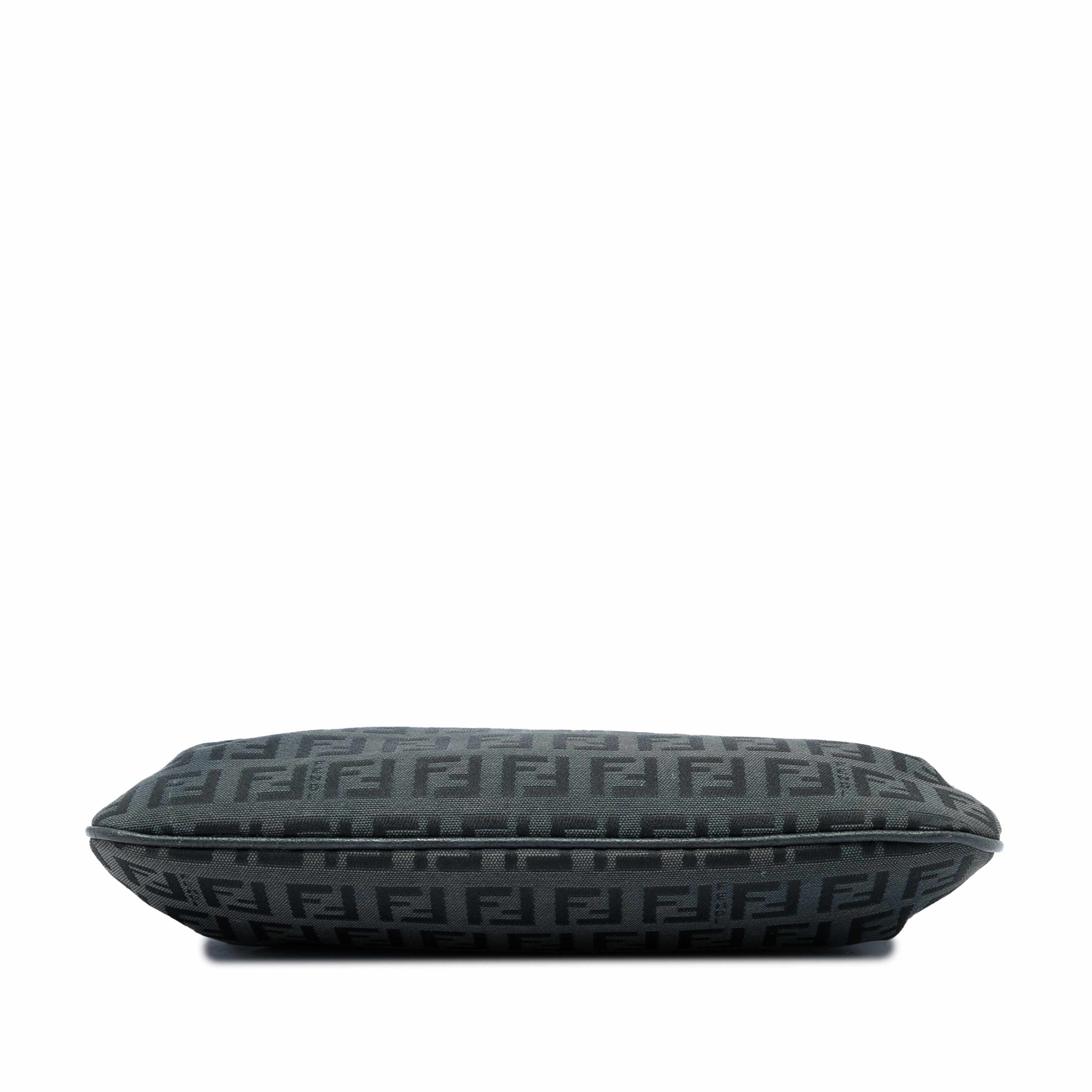 Fendi Zucchino Canvas Chain Pochette, från Luxclusif, i färgen svart. Klicka för att öppna bilden i stort format