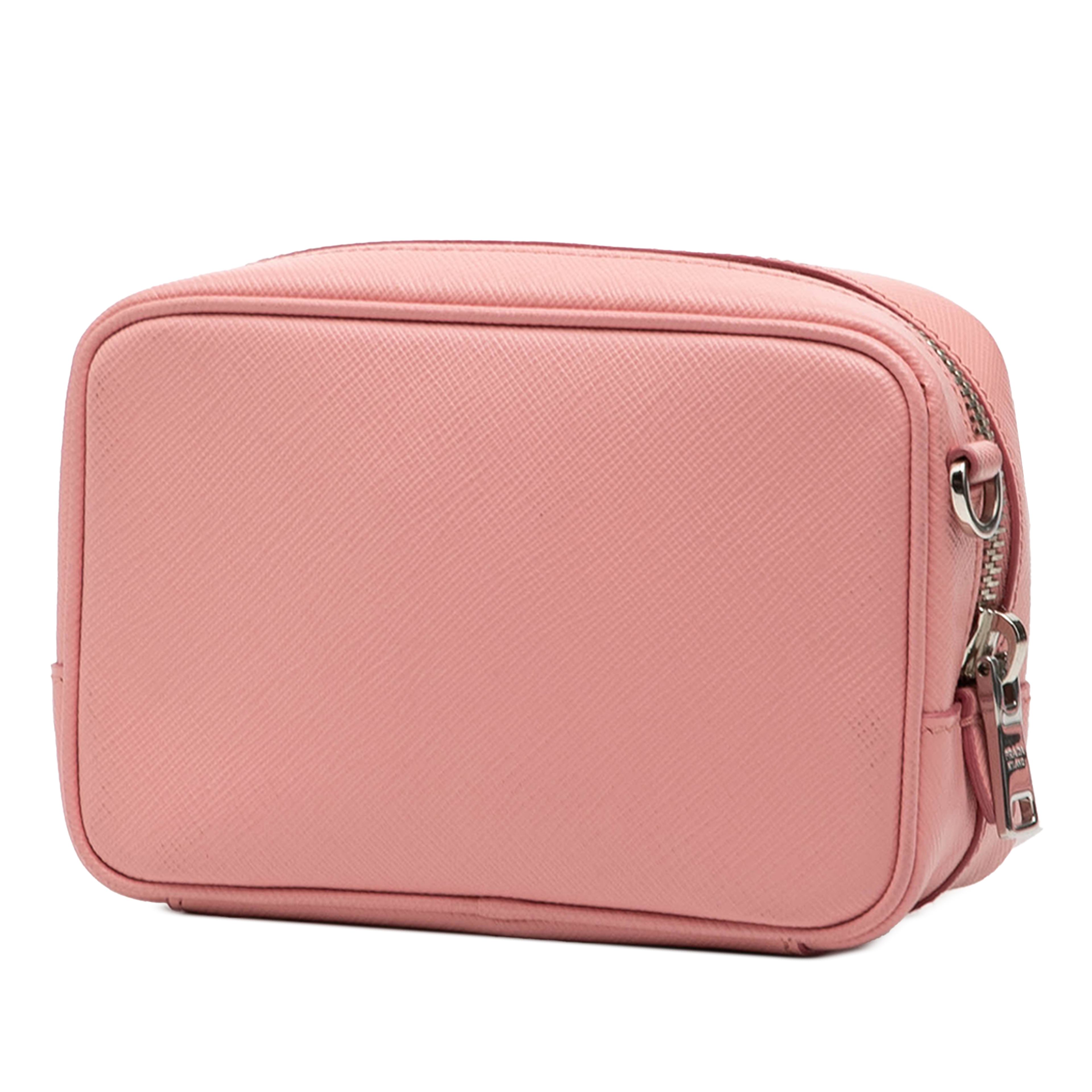 Prada Saffiano Fiocco Bow Camera Bag, från Luxclusif, i färgen pink. Klicka för att öppna bilden i stort format