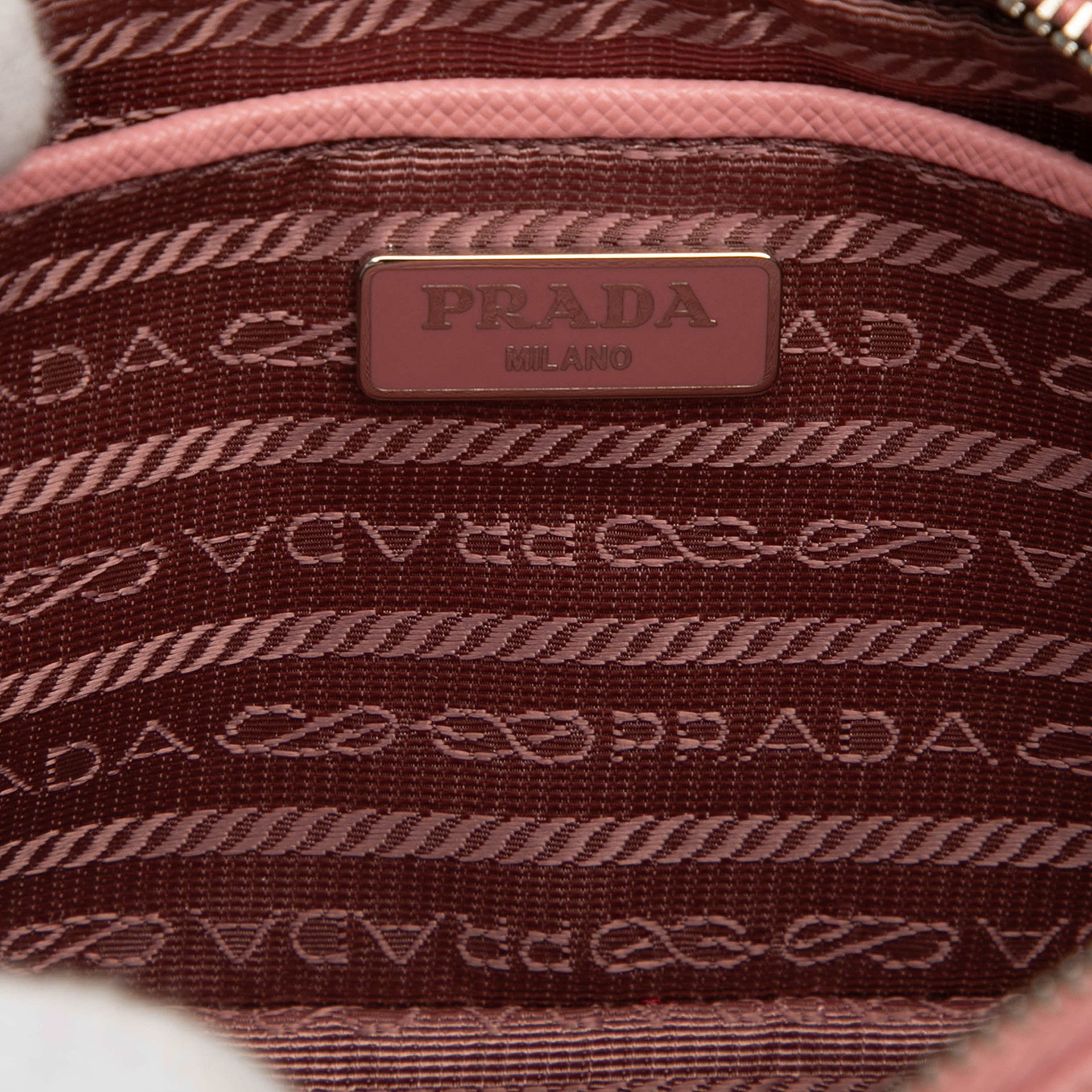 Prada Saffiano Fiocco Bow Camera Bag, från Luxclusif, i färgen pink. Klicka för att öppna bilden i stort format