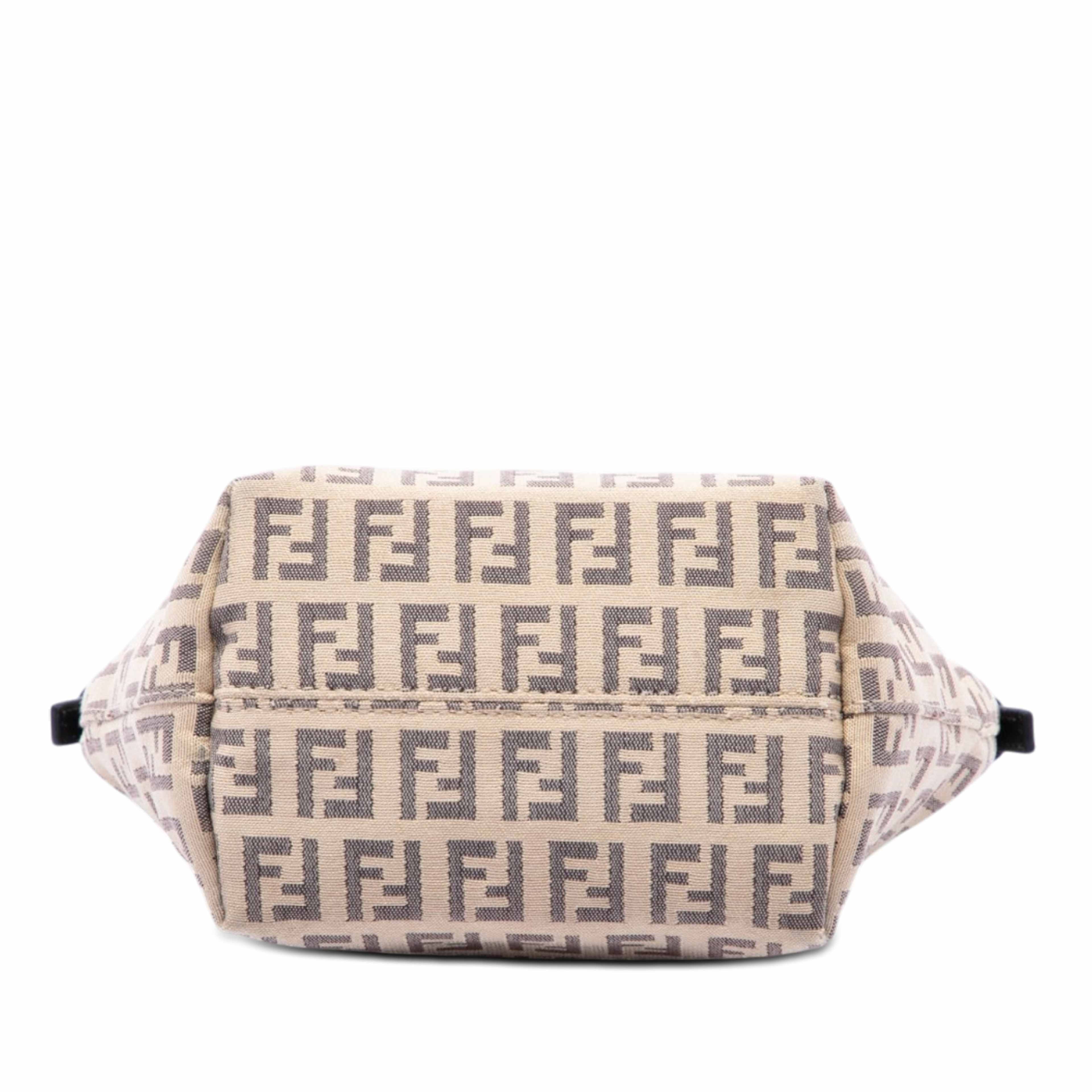 Fendi Zucchino Canvas Handbag, från Luxclusif, i färgen brun. Klicka för att öppna bilden i stort format